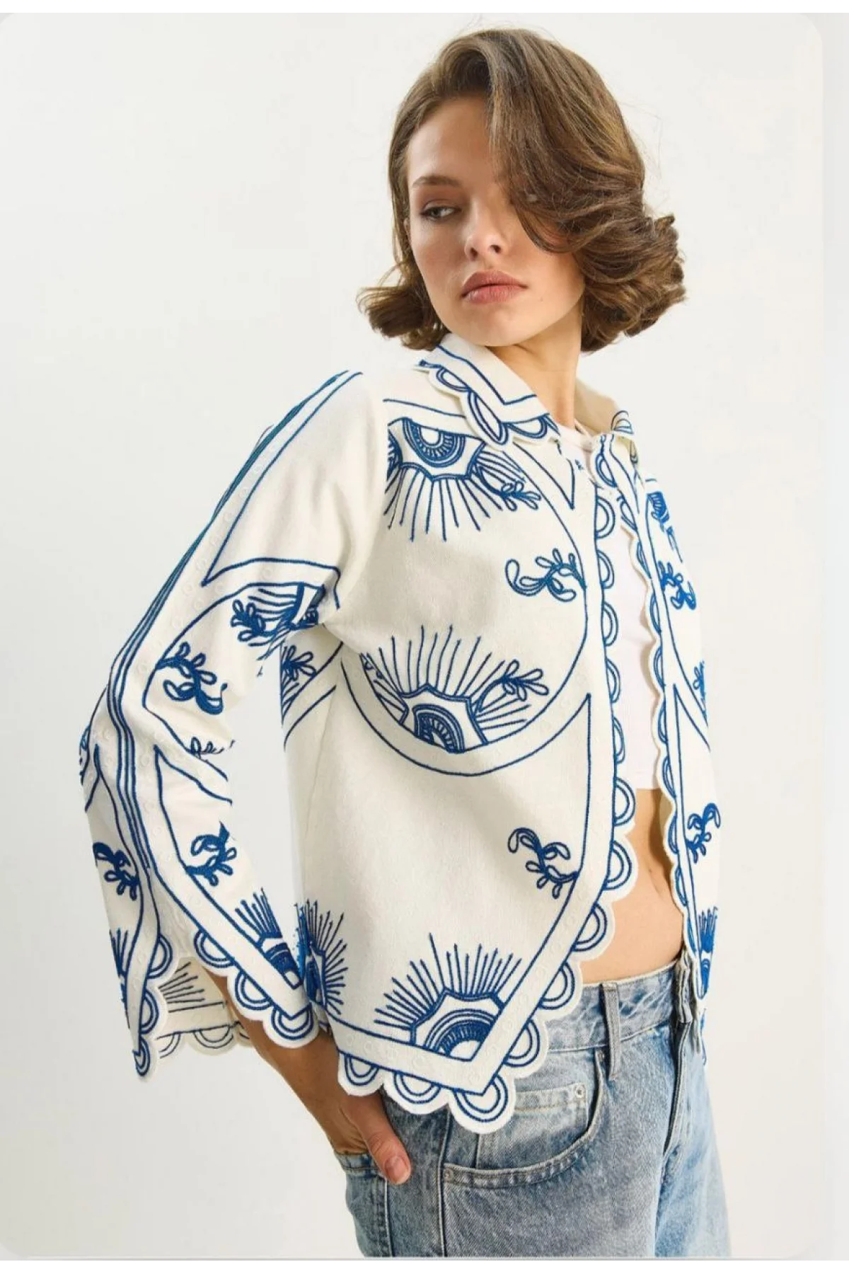 Kadın Ekru Saks Mavi Göz Nakışlı Lazer Kesim Fisto Kenarlı Keten Ceket