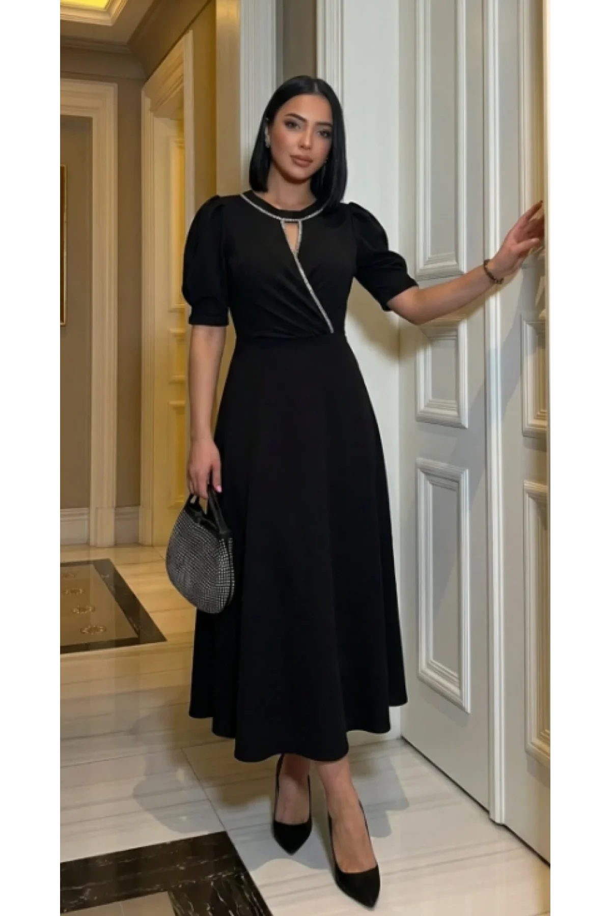 Kadın Siyah Kristal Taşlı Yaka Detaylı Kruvaze Kesim Midi Boy Abiye Elbise
