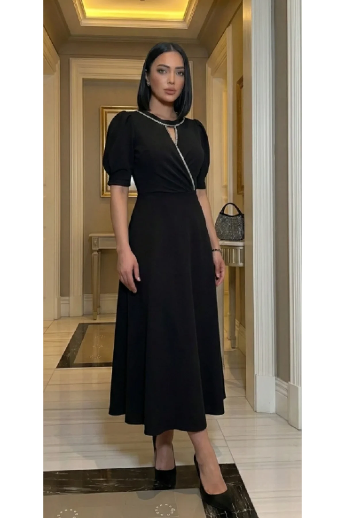 Kadın Siyah Kristal Taşlı Yaka Detaylı Kruvaze Kesim Midi Boy Abiye Elbise