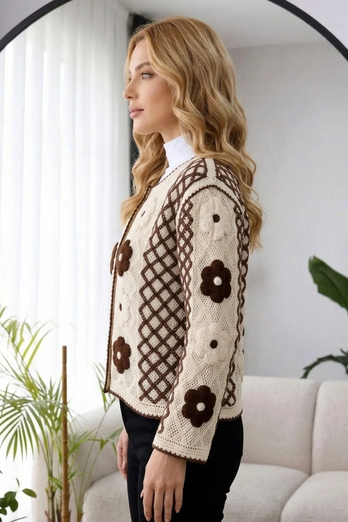 Kadın Bej Çiçek Nakışlı Bisiklet Yaka Düğmeli Örgü Triko Hırka