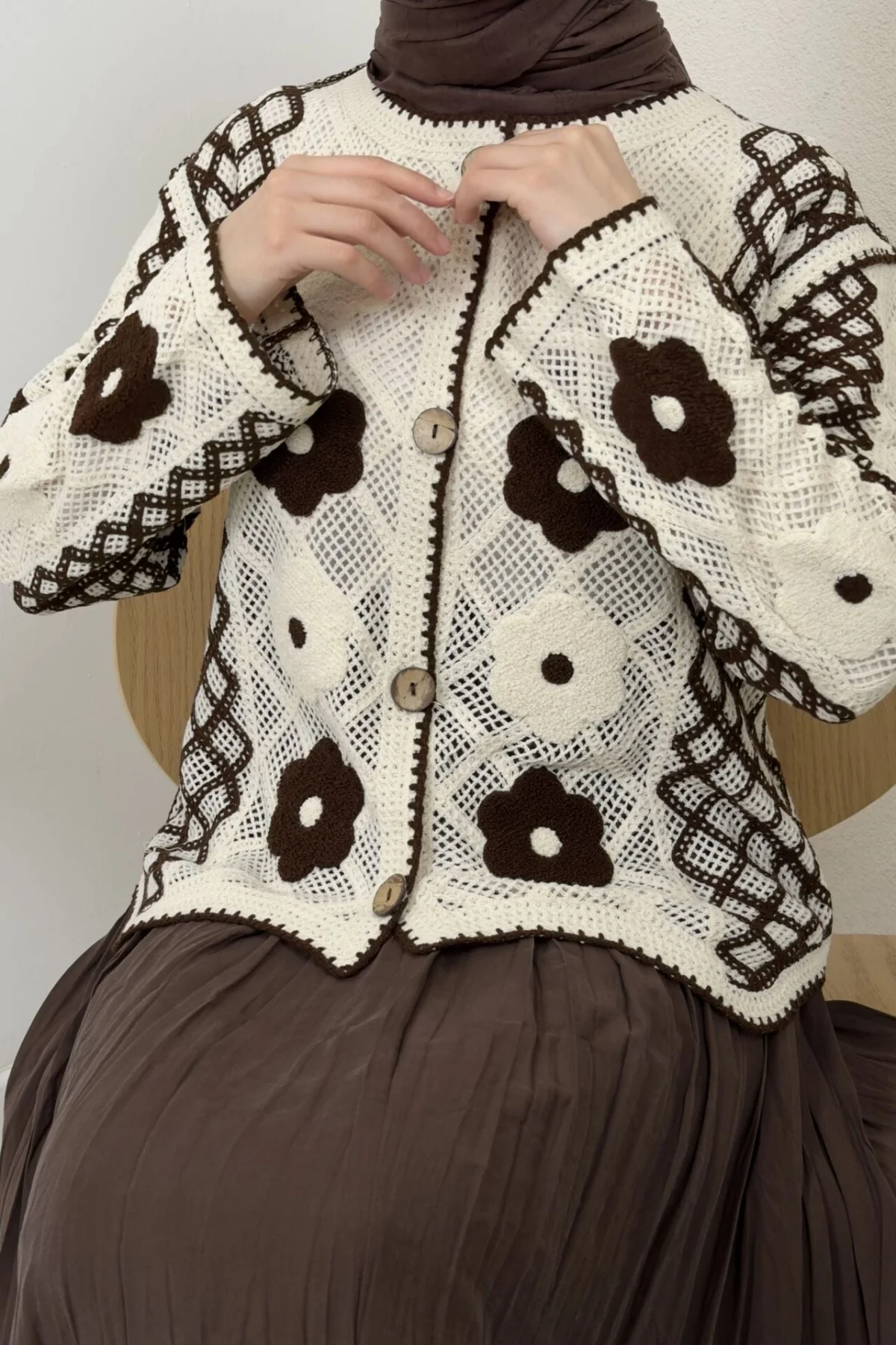 Kadın Bej Çiçek Nakışlı Bisiklet Yaka Düğmeli Örgü Triko Hırka