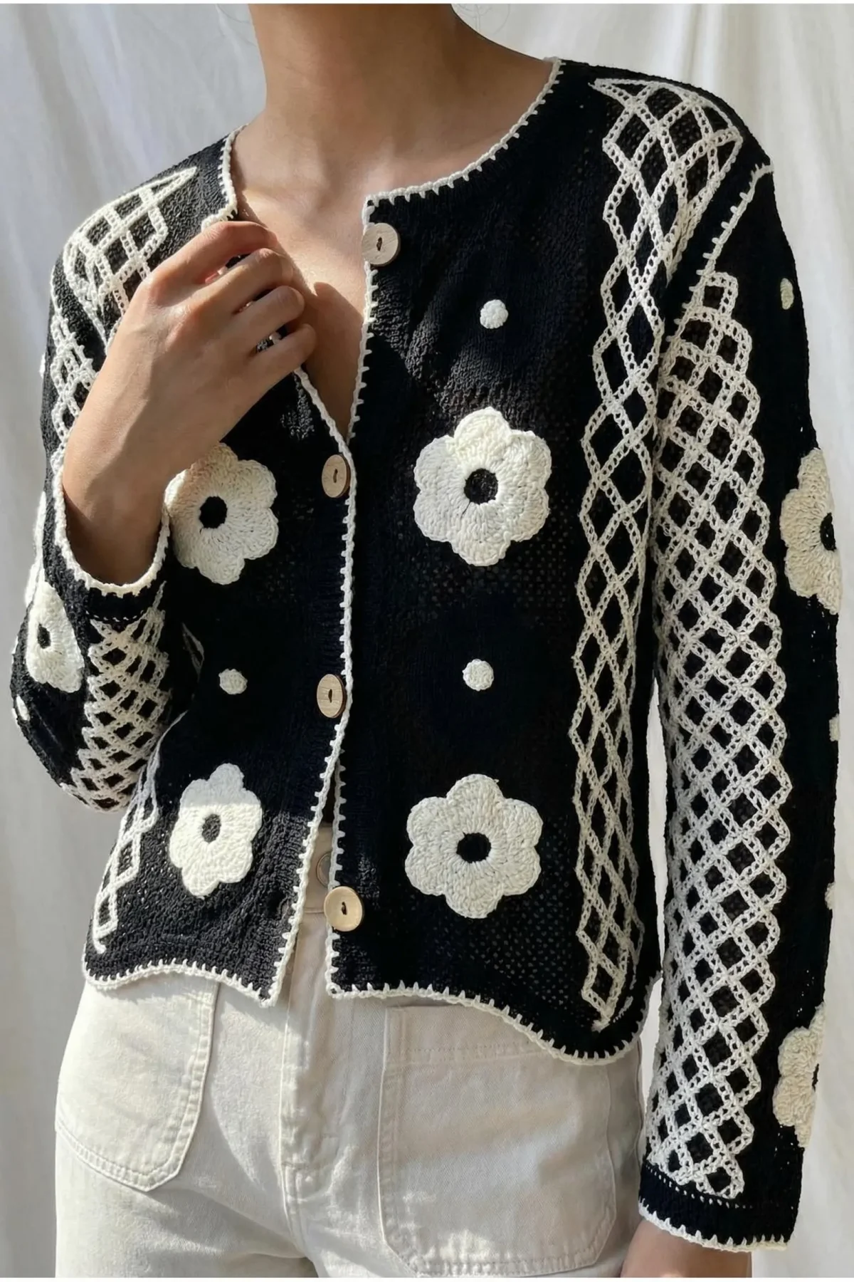 Kadın Siyah Çiçek Nakışlı Bisiklet Yaka Düğmeli Örgü Triko Hırka