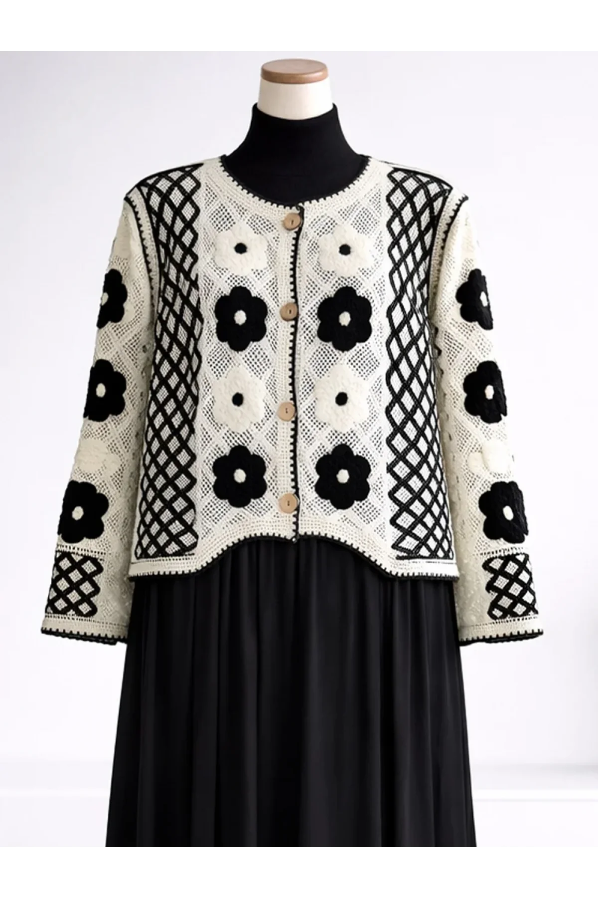 Kadın Ekru Siyah Çiçek Nakışlı Bisiklet Yaka Baklava Desenli Örgü Triko Hırka