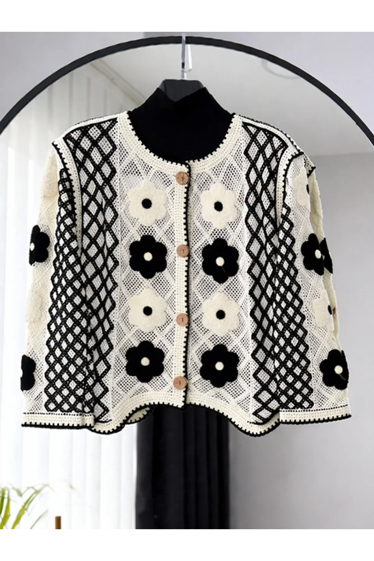 Kadın Ekru Siyah Çiçek Nakışlı Bisiklet Yaka Baklava Desenli Örgü Triko Hırka