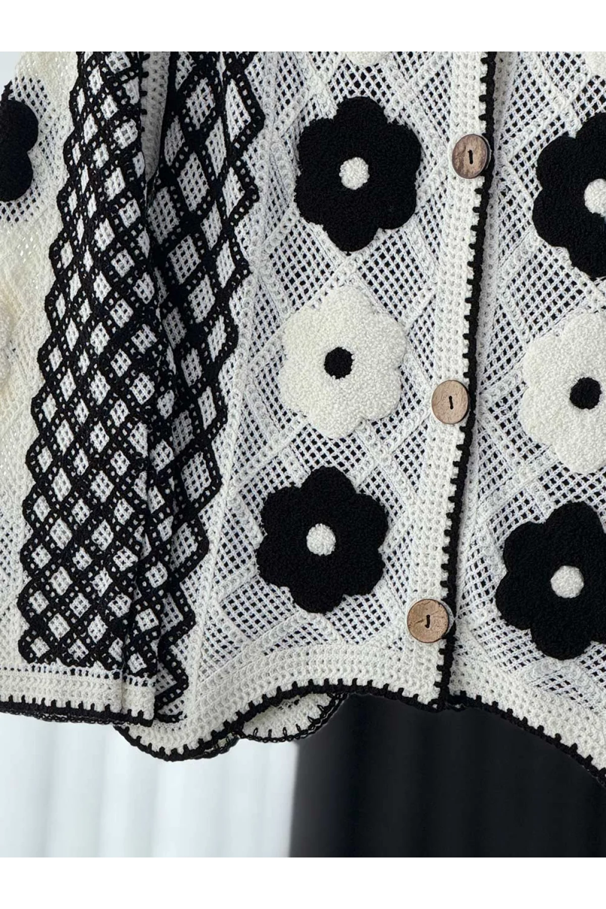 Kadın Ekru Siyah Çiçek Nakışlı Bisiklet Yaka Baklava Desenli Örgü Triko Hırka