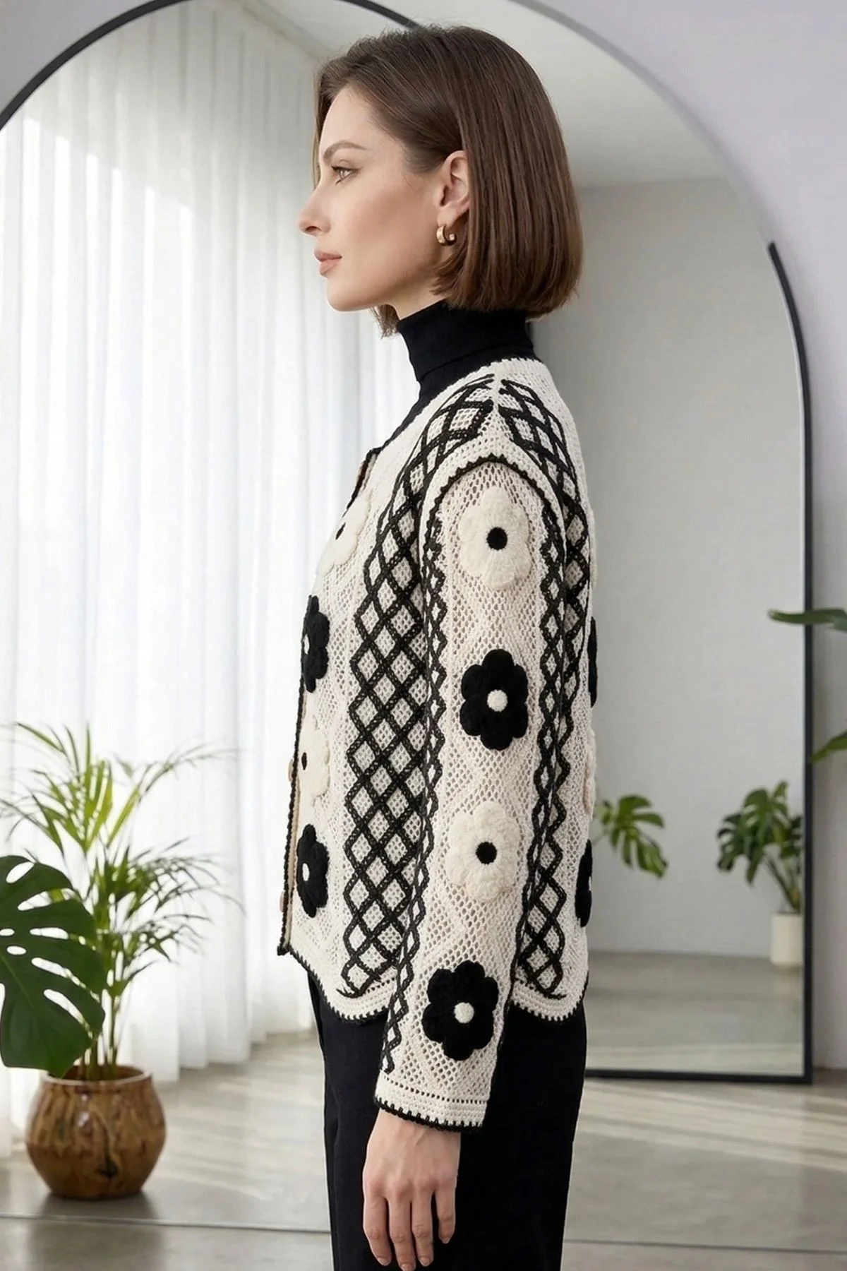 Kadın Ekru Siyah Çiçek Nakışlı Bisiklet Yaka Baklava Desenli Örgü Triko Hırka