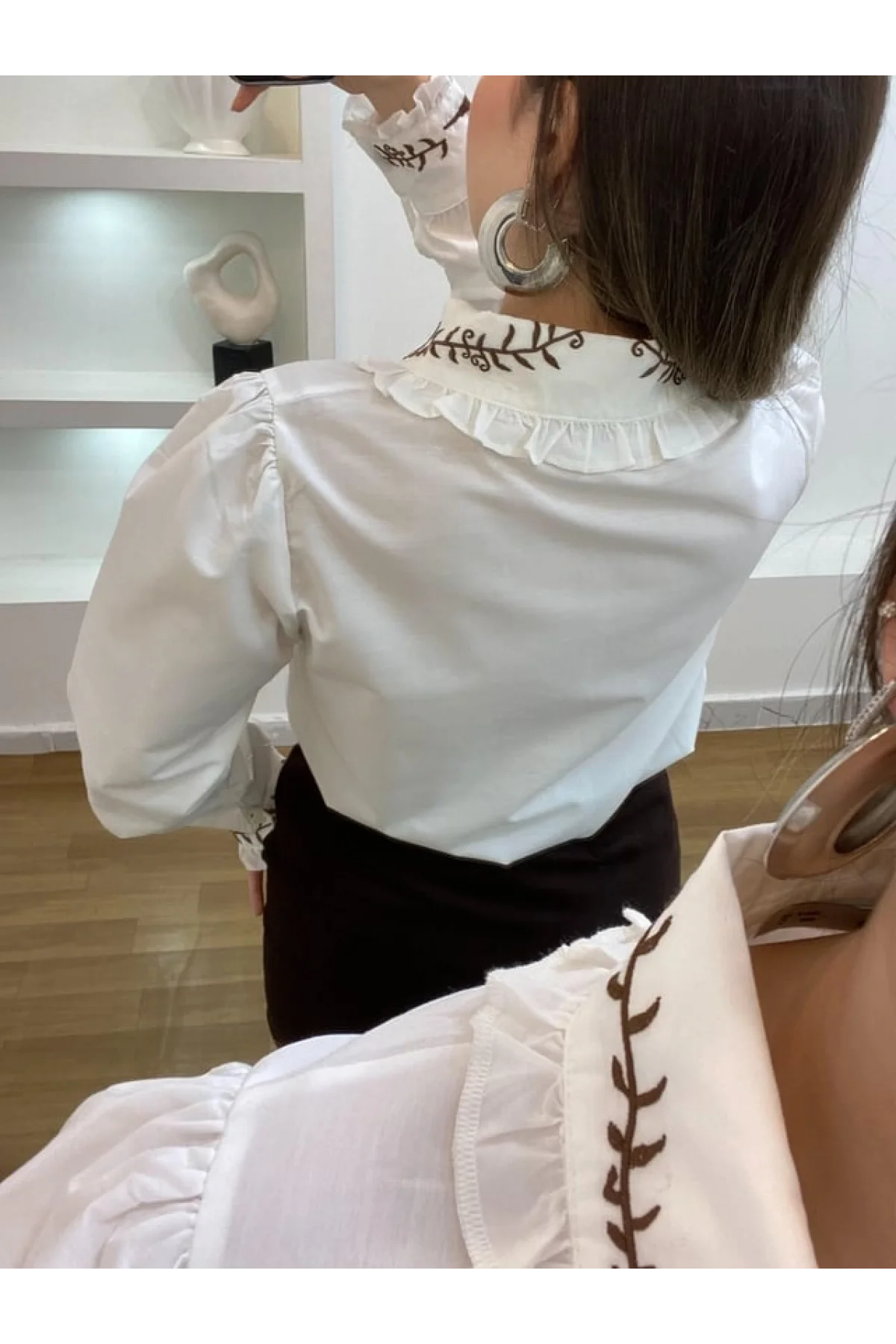 Kadın Beyaz Yaka Kuş Nakışlı Fırfır Detaylı Uzun Kollu Keten Gömlek