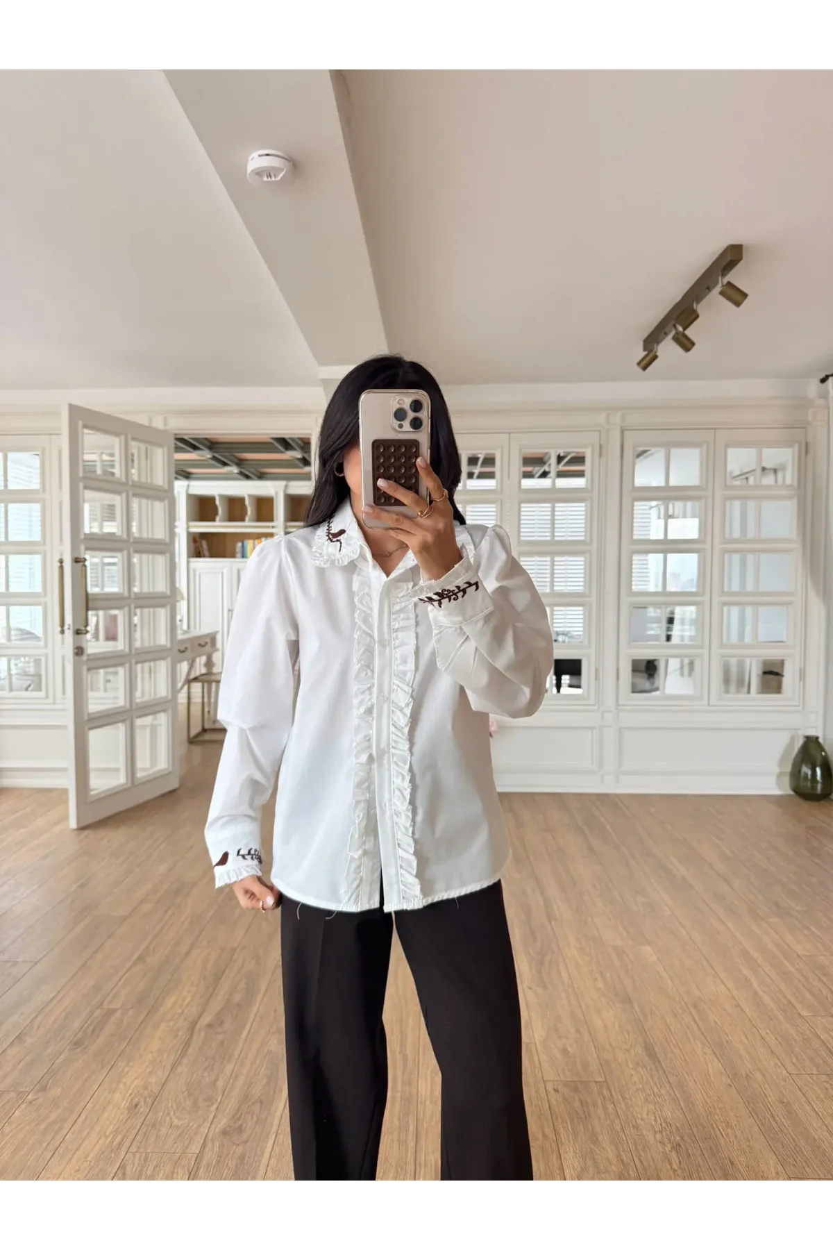 Kadın Beyaz Yaka Kuş Nakışlı Fırfır Detaylı Uzun Kollu Keten Gömlek