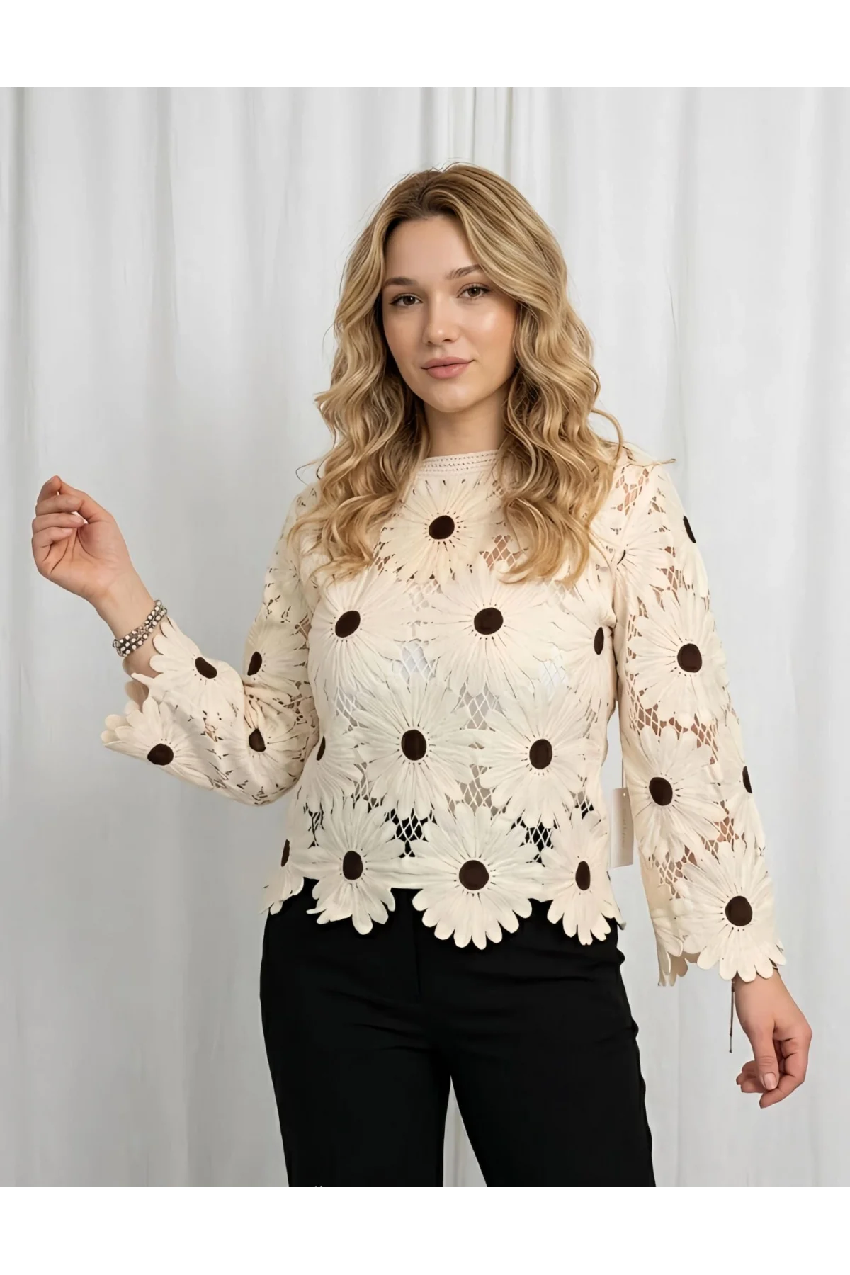 Kadın Ekru Papatya Nakışlı Lazer Kesim Ajurlu Uzun Kollu Bohem Bluz