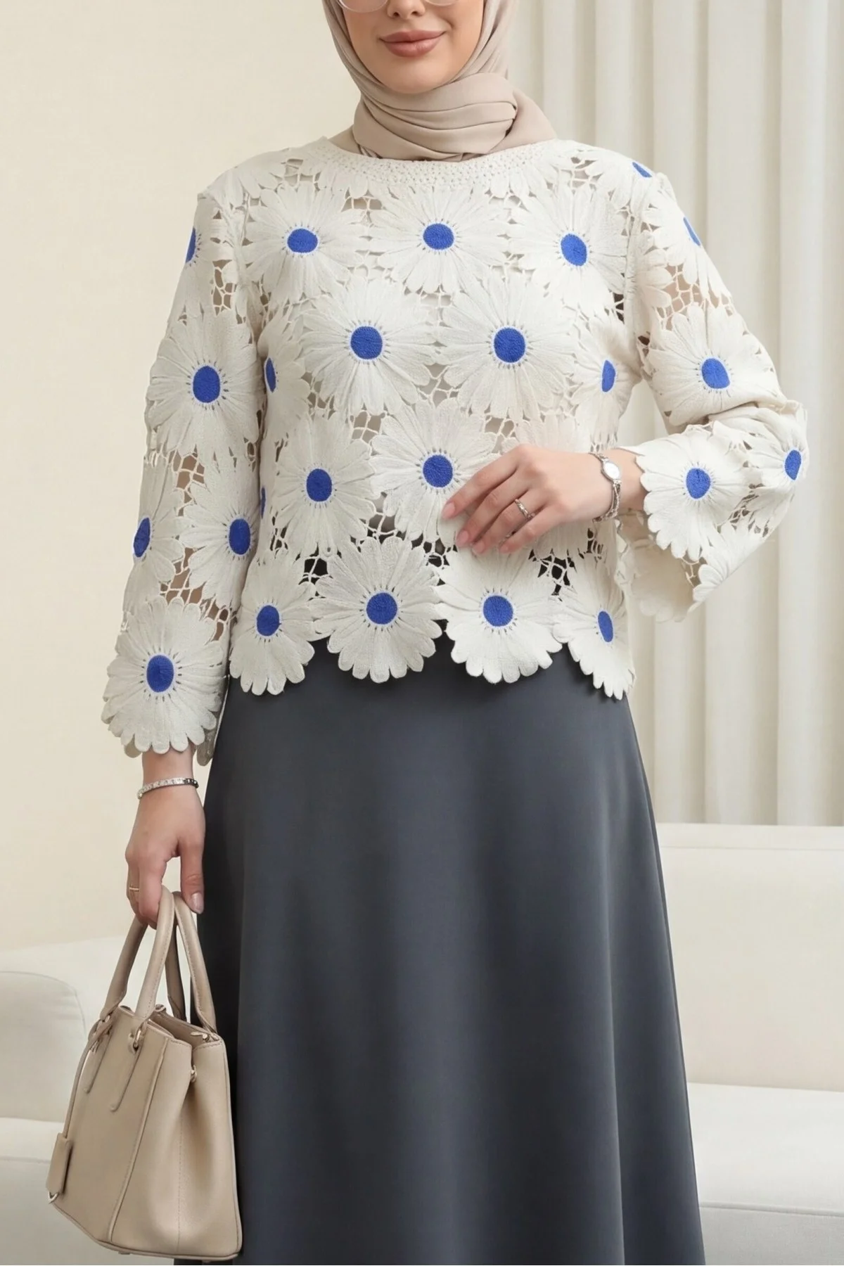 Kadın Ekru Saks Mavi Papatya Nakışlı Lazer Kesim Ajurlu Bohem Bluz
