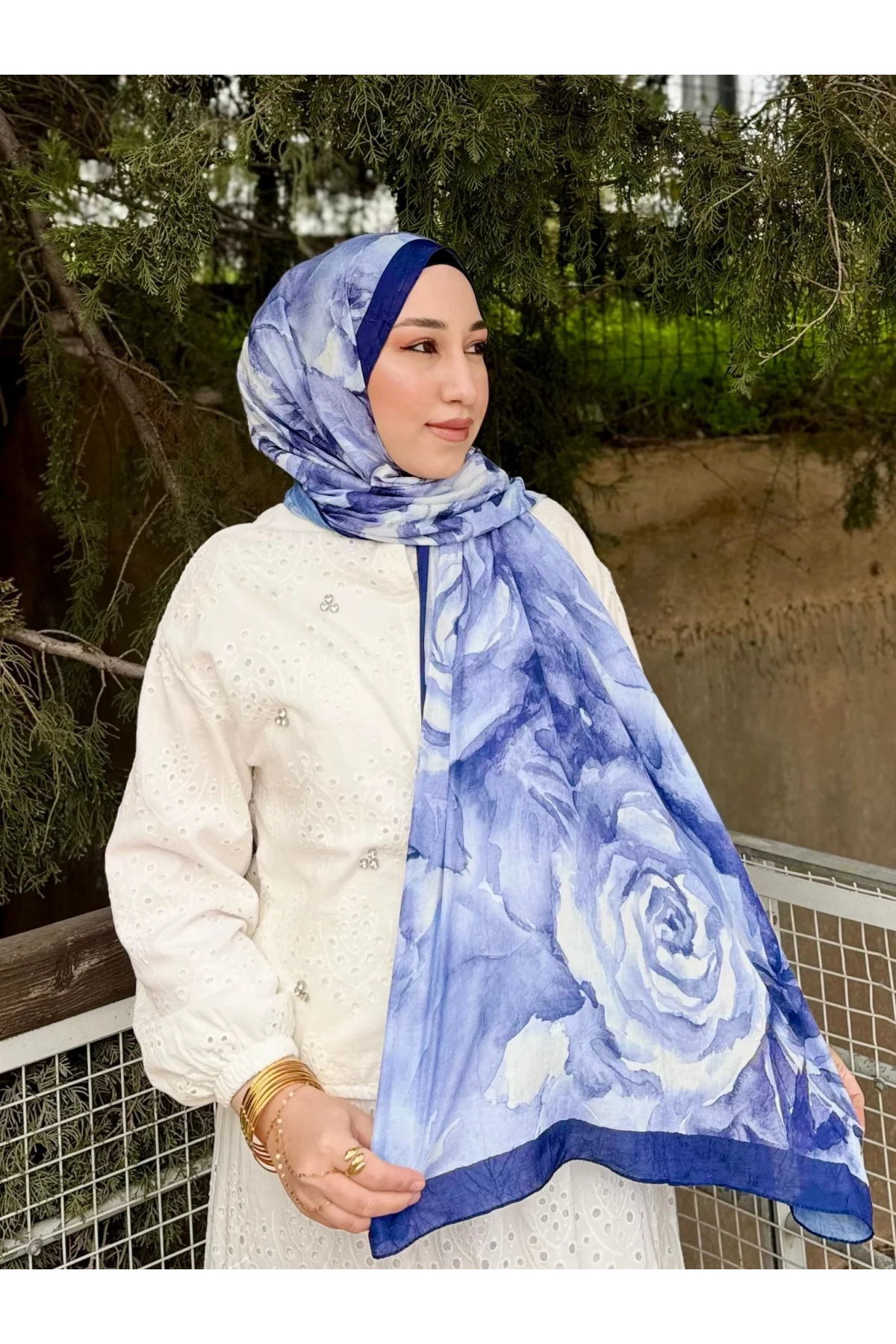 Mavi Sulu Boya Çiçek Desenli Yumuşak Dokulu Pamuklu Bambu Şal