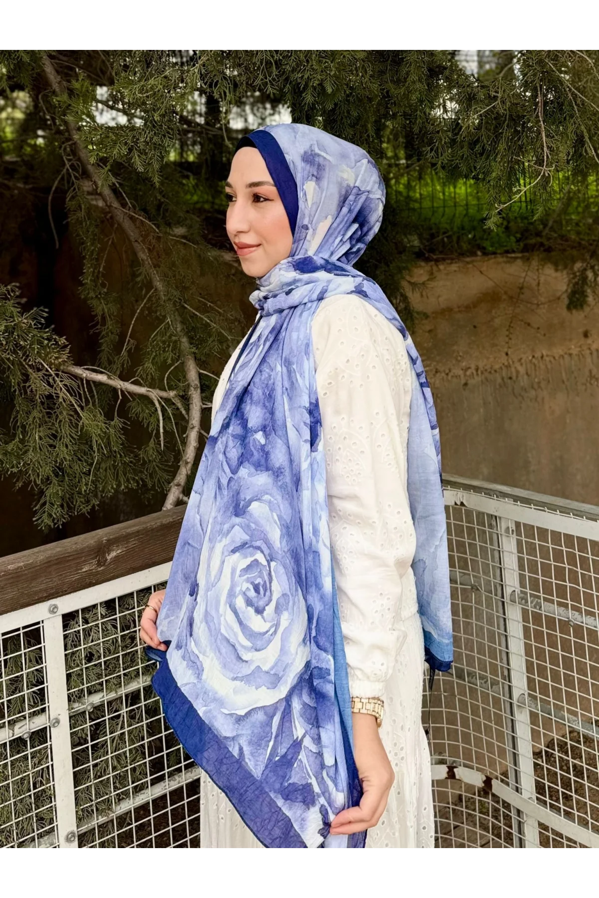 Mavi Sulu Boya Çiçek Desenli Yumuşak Dokulu Pamuklu Bambu Şal