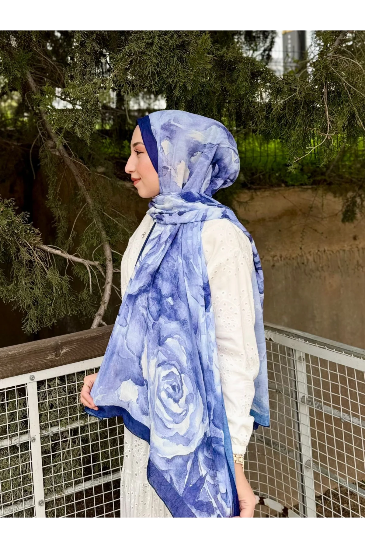 Mavi Sulu Boya Çiçek Desenli Yumuşak Dokulu Pamuklu Bambu Şal