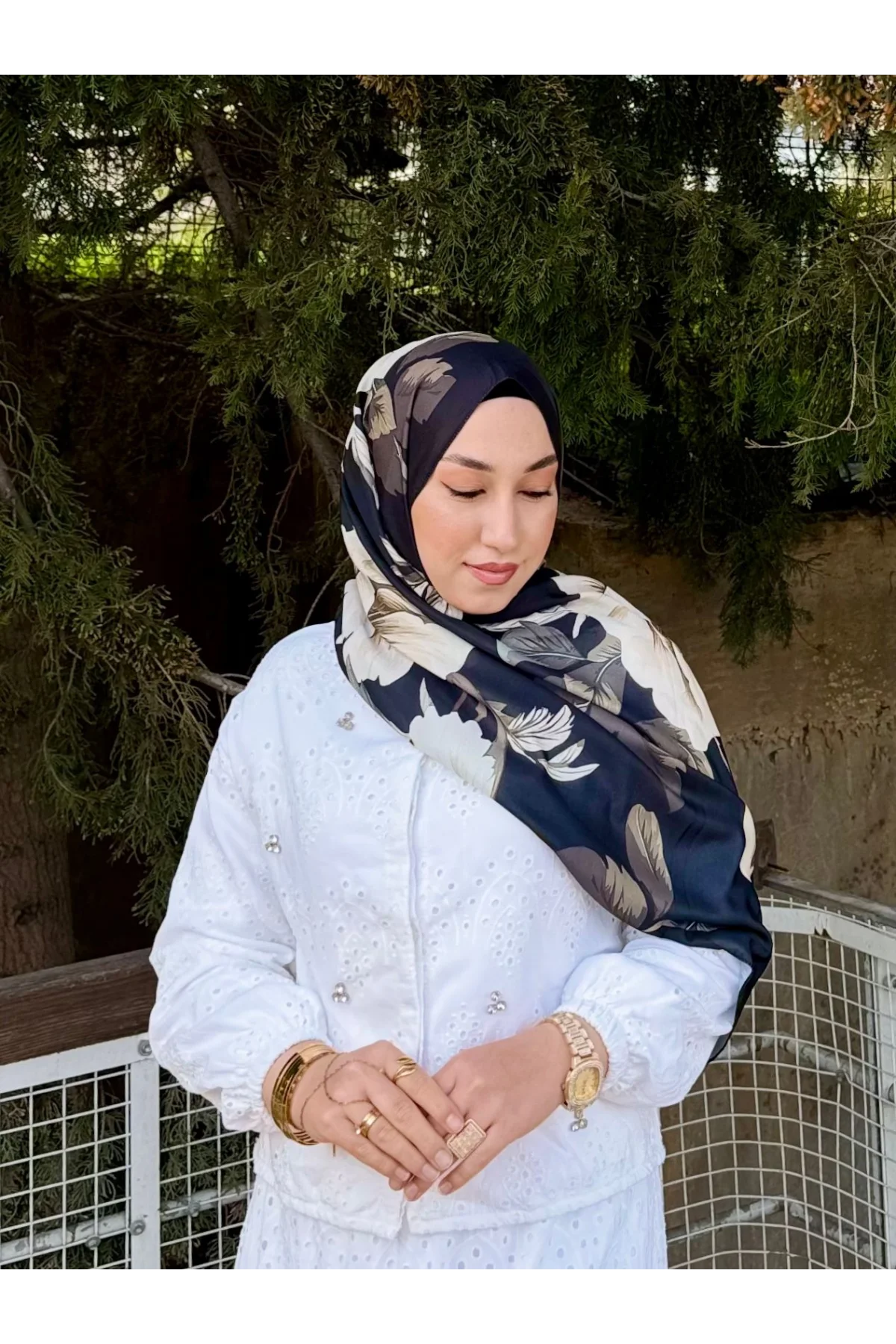 Kadın Siyah Krem Büyük Çiçek ve Yaprak Desenli Yumuşak Dokulu Pamuklu Soft Şal