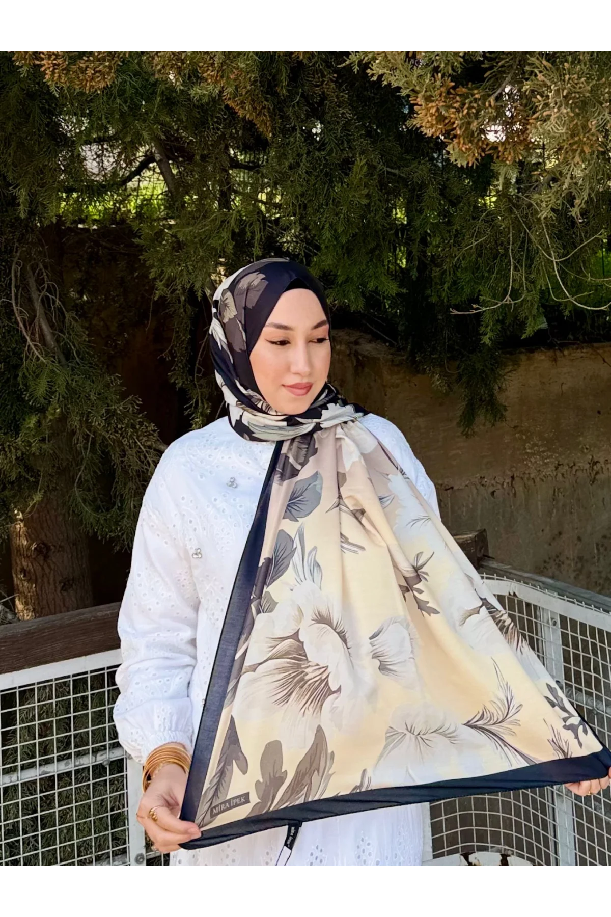 Kadın Siyah Krem Büyük Çiçek ve Yaprak Desenli Yumuşak Dokulu Pamuklu Soft Şal