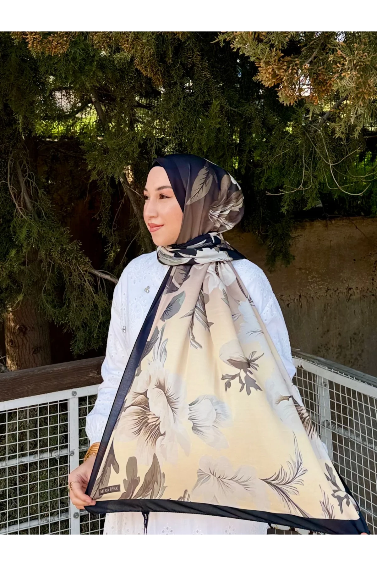 Kadın Siyah Krem Büyük Çiçek ve Yaprak Desenli Yumuşak Dokulu Pamuklu Soft Şal