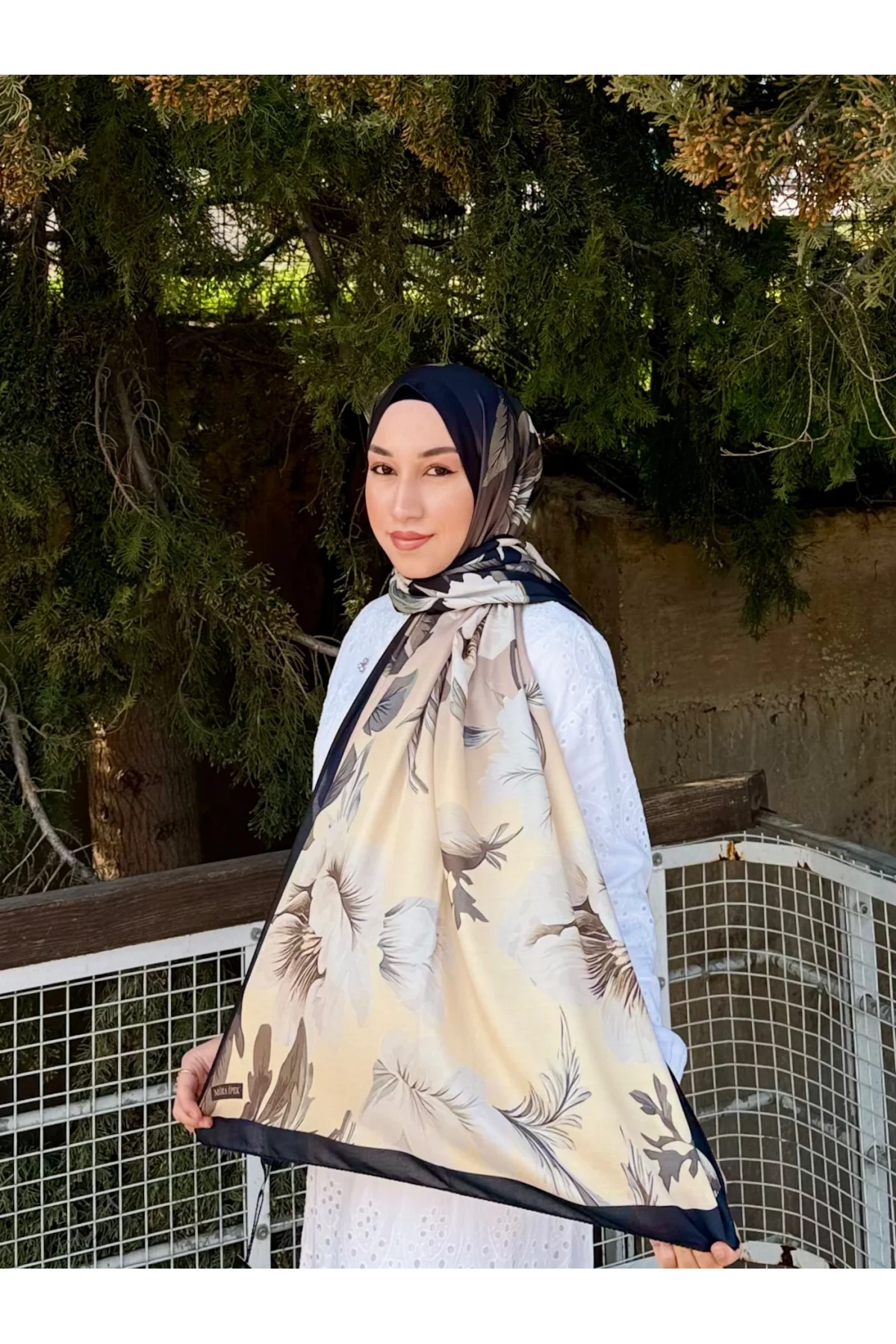 Kadın Siyah Krem Büyük Çiçek ve Yaprak Desenli Yumuşak Dokulu Pamuklu Soft Şal