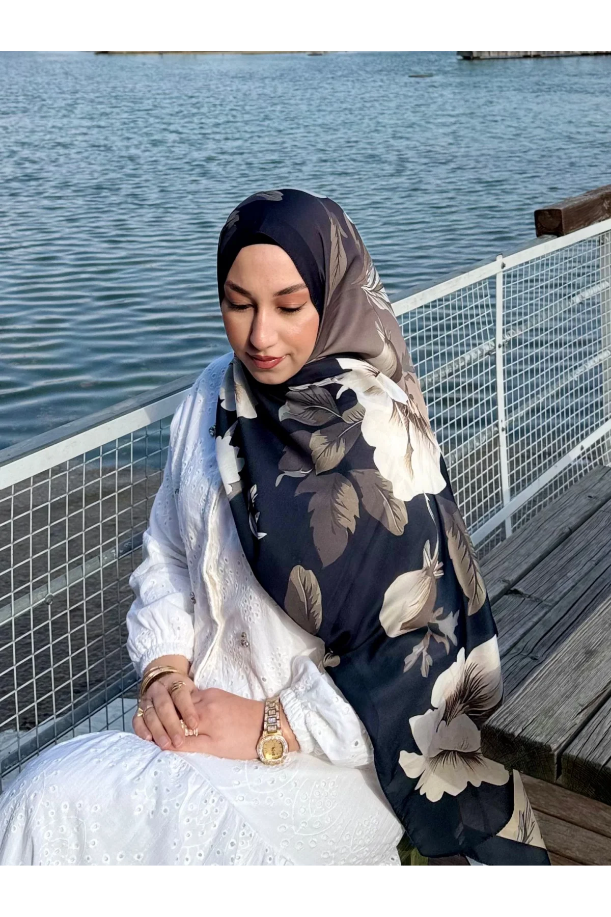 Kadın Siyah Krem Büyük Çiçek ve Yaprak Desenli Yumuşak Dokulu Pamuklu Soft Şal