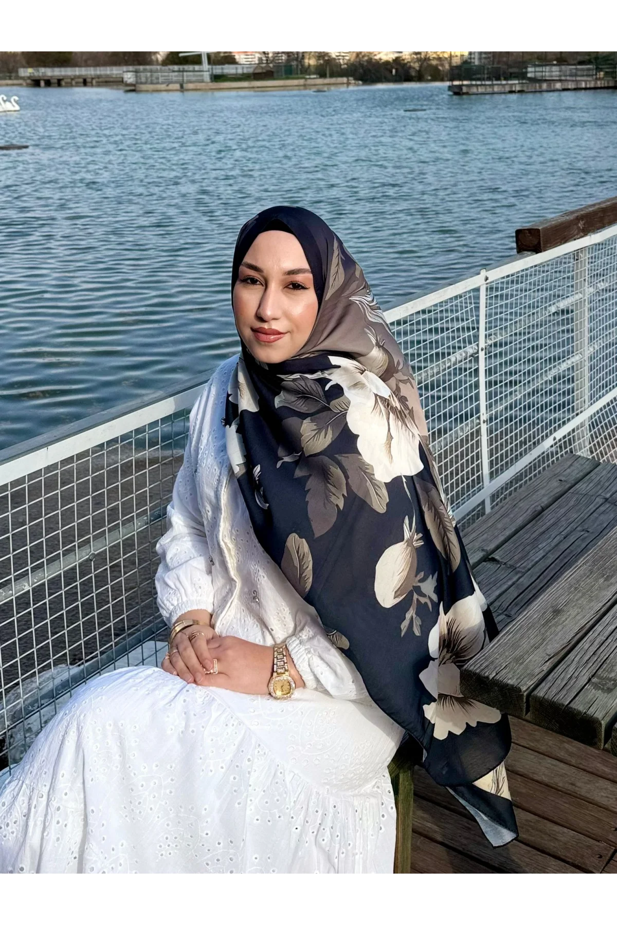 Kadın Siyah Krem Büyük Çiçek ve Yaprak Desenli Yumuşak Dokulu Pamuklu Soft Şal