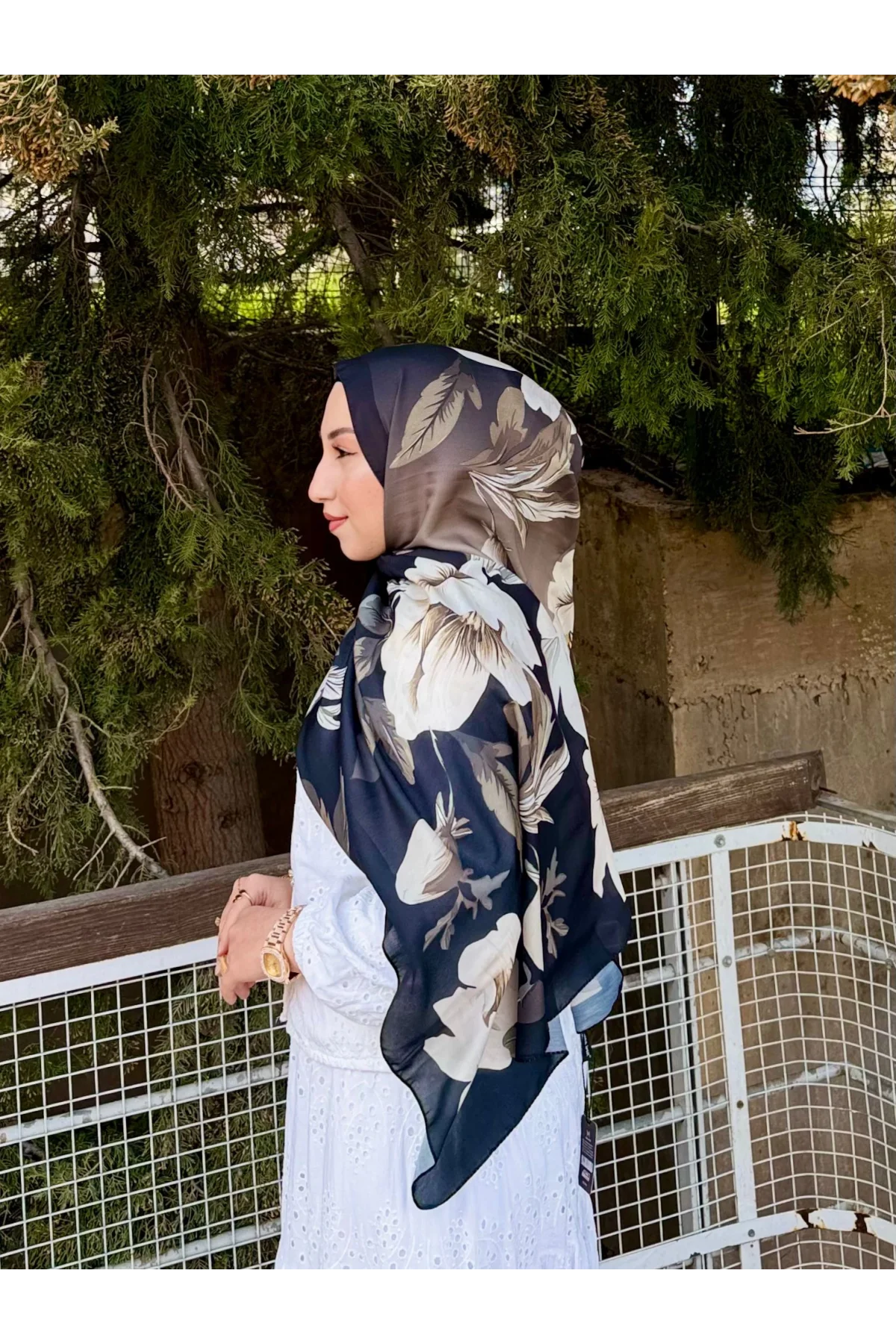 Kadın Siyah Krem Büyük Çiçek ve Yaprak Desenli Yumuşak Dokulu Pamuklu Soft Şal