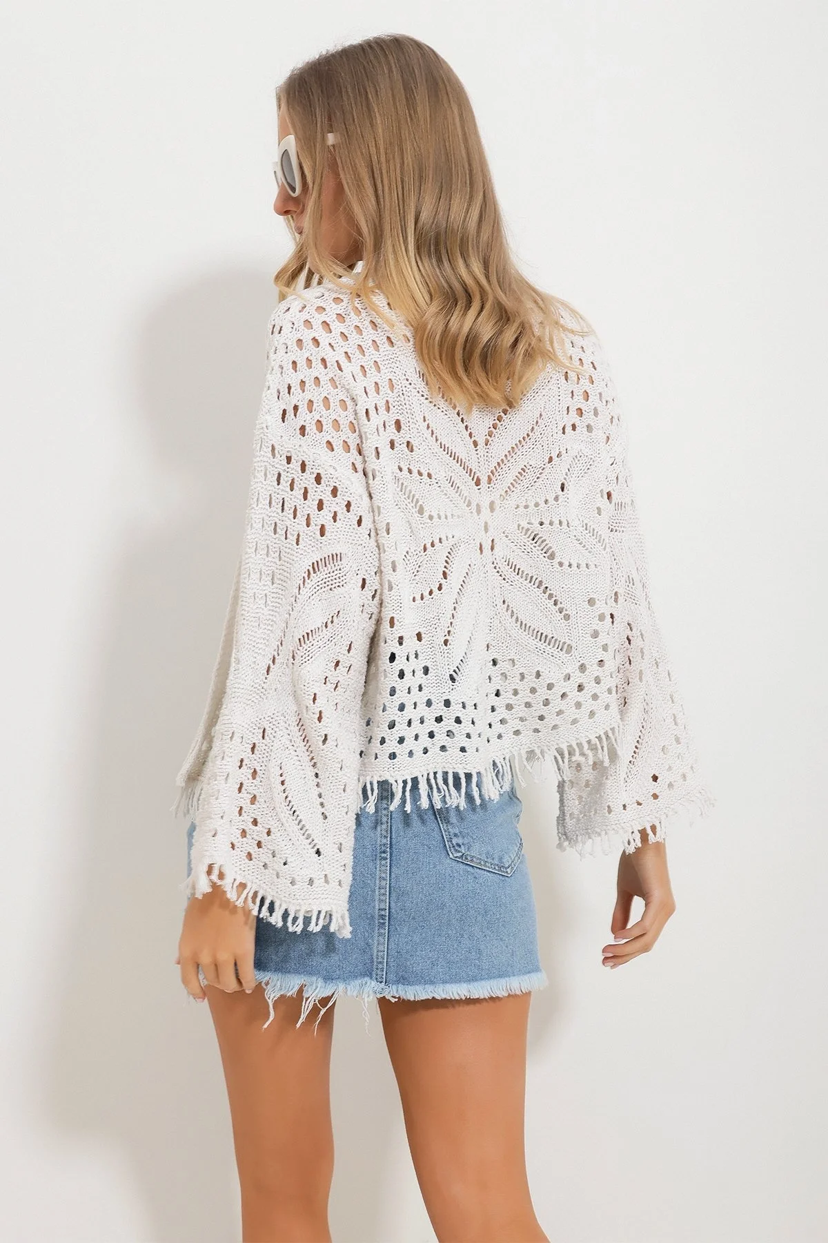 Kadın Beyaz Sırtı Kelebek Motifli Ajurlu Püsküllü Bohem Triko Hırka