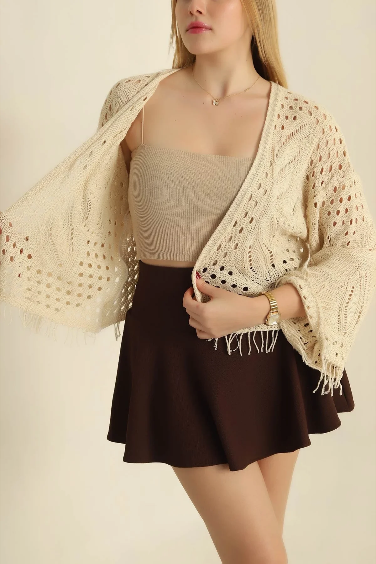 Kadın Bej Sırtı Kelebek Motifli Ajurlu Püsküllü Bohem Triko Hırka