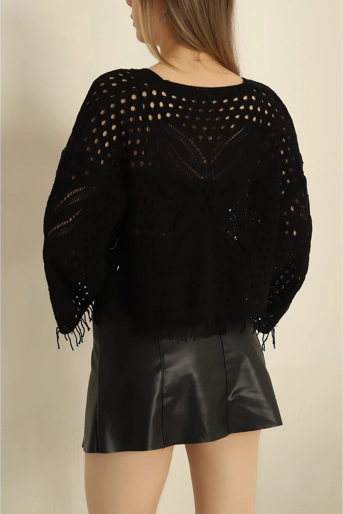 Kadın Siyah Sırtı Kelebek Motifli Ajurlu Püsküllü Bohem Triko Hırka