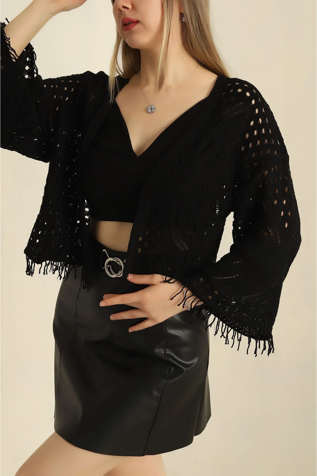 Kadın Siyah Sırtı Kelebek Motifli Ajurlu Püsküllü Bohem Triko Hırka