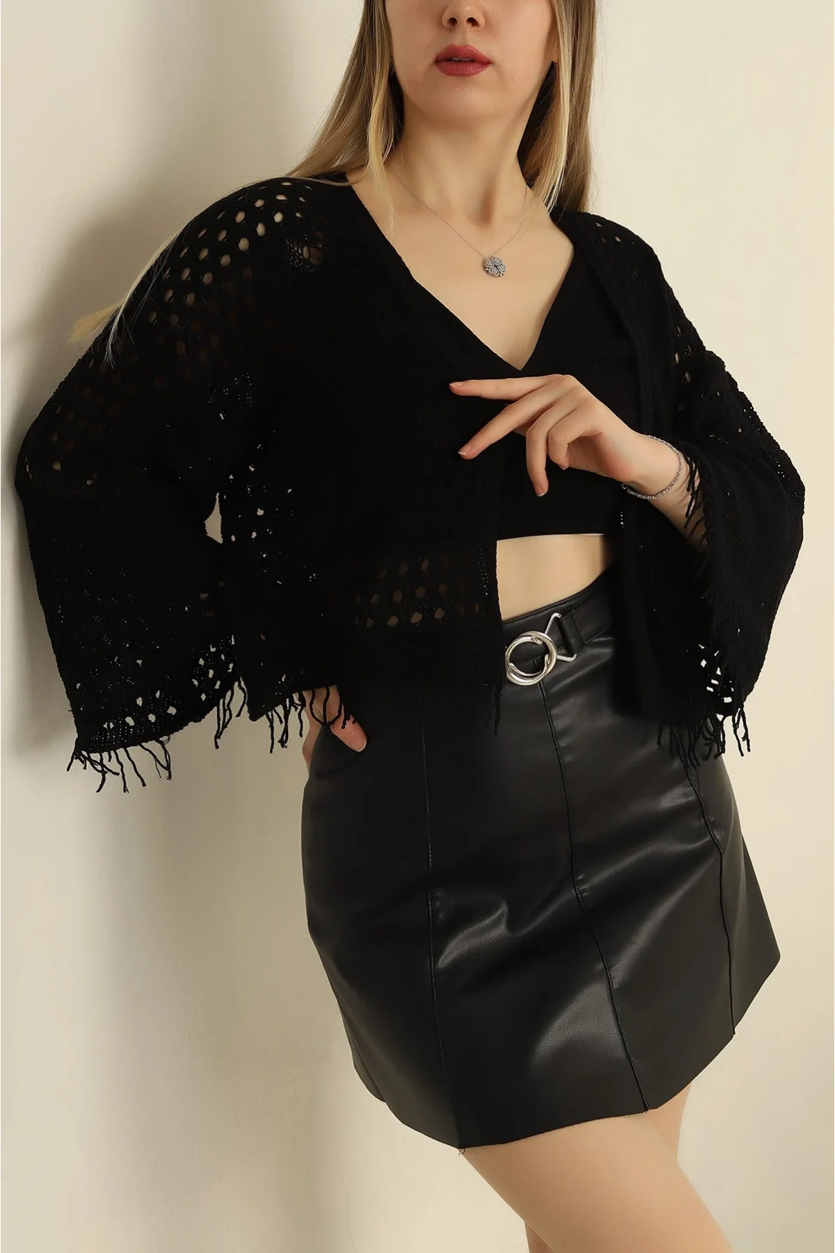 Kadın Siyah Sırtı Kelebek Motifli Ajurlu Püsküllü Bohem Triko Hırka