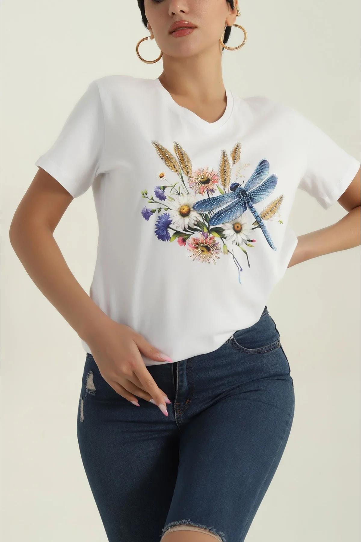Kadın Beyaz Pamuklu Yusufçuk ve Çiçek İşlemeli Boncuk Detaylı V Yaka Tişört