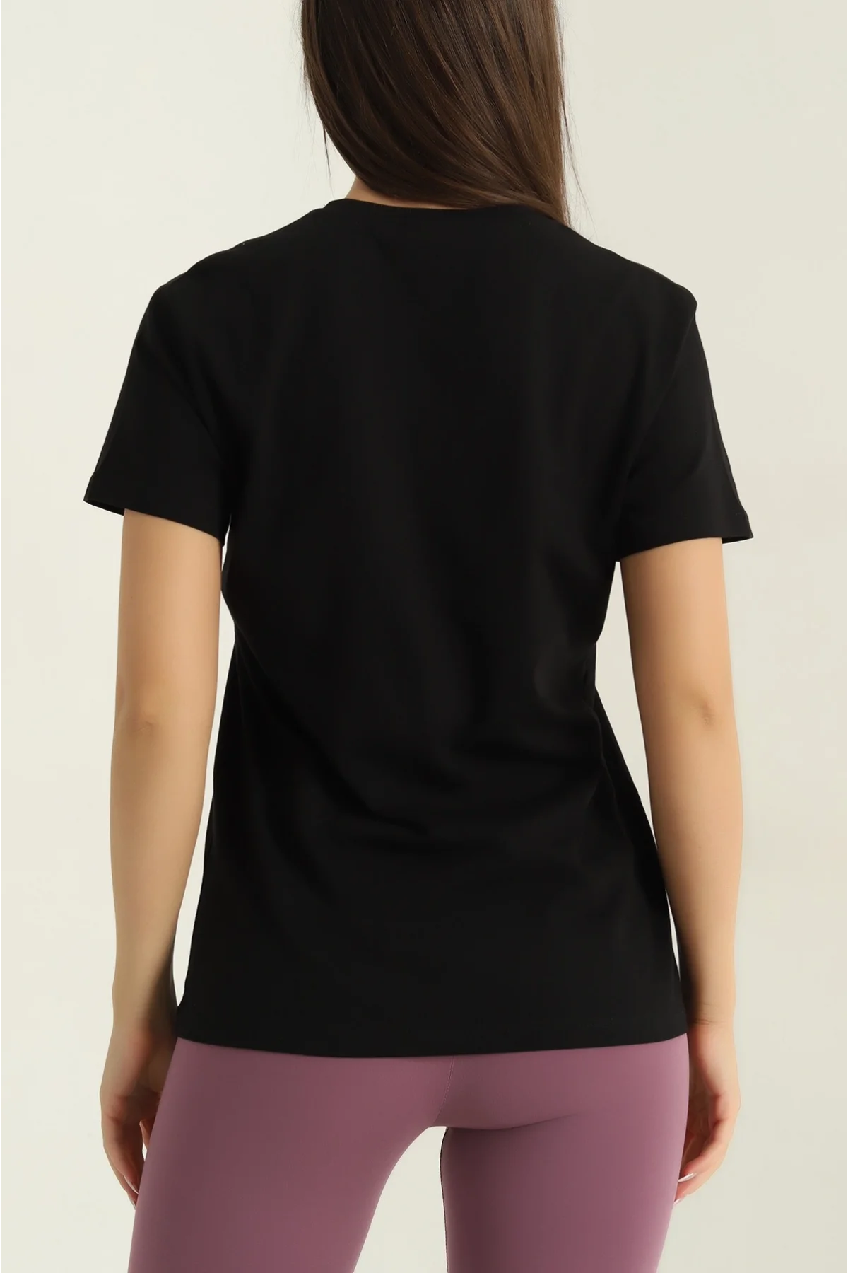 Kadın Siyah Pamuklu Yusufçuk ve Çiçek İşlemeli Boncuk Detaylı V Yaka Tişört