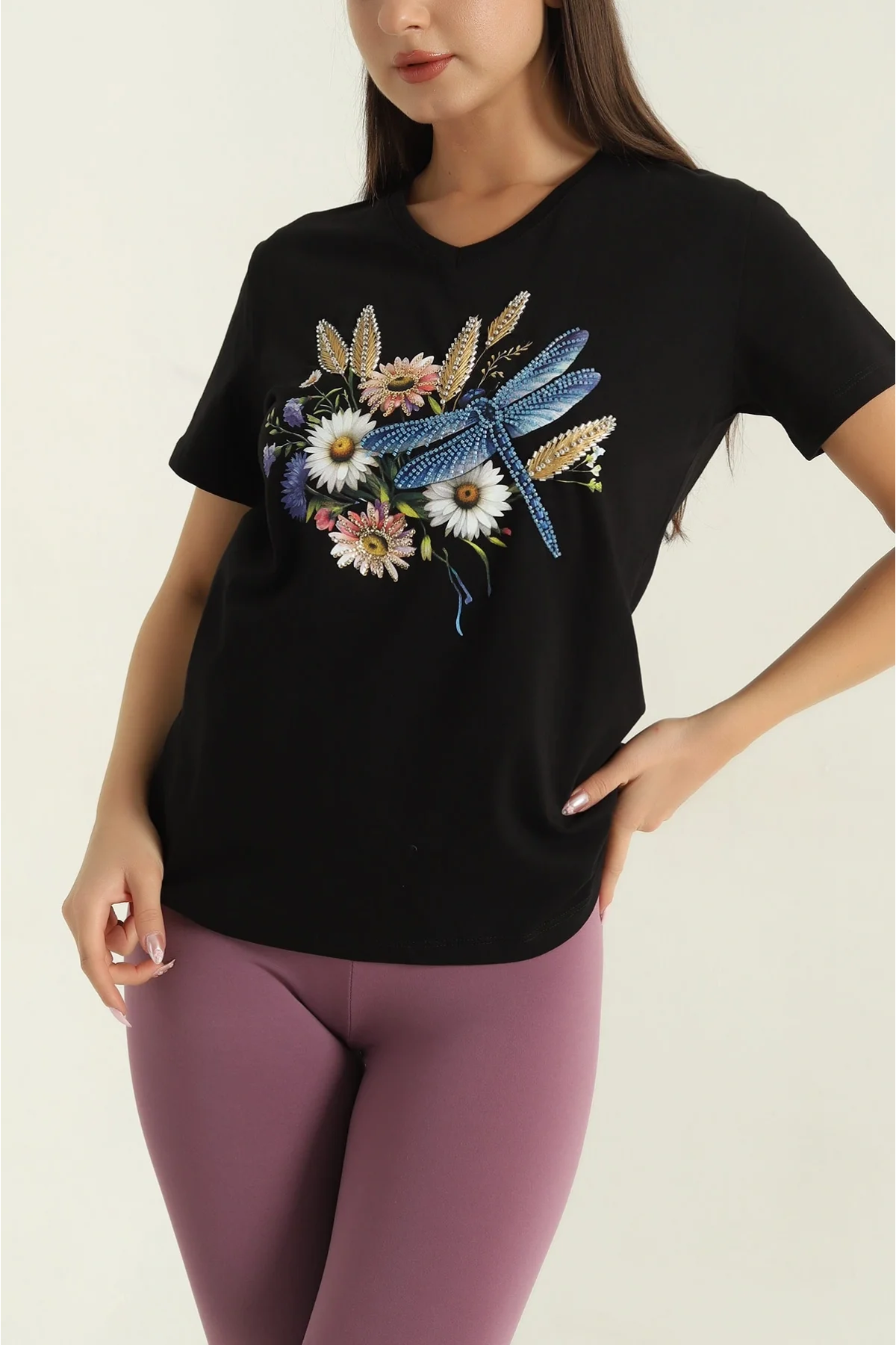 Kadın Siyah Pamuklu Yusufçuk ve Çiçek İşlemeli Boncuk Detaylı V Yaka Tişört