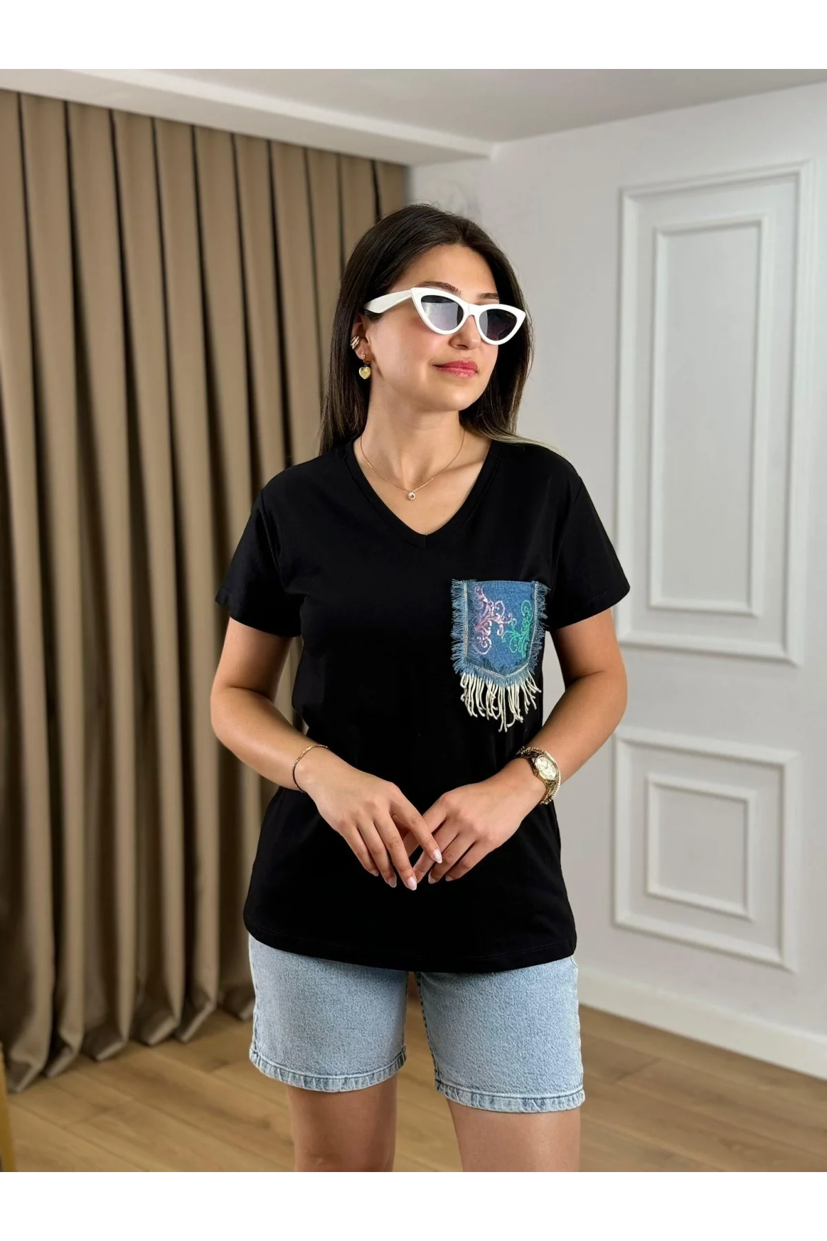 Kadın Siyah V Yaka Denim Cep Detaylı Payetli ve Püsküllü Pamuklu Tişört