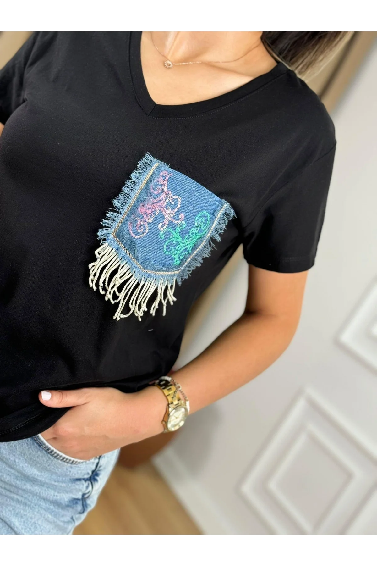 Kadın Siyah V Yaka Denim Cep Detaylı Payetli ve Püsküllü Pamuklu Tişört