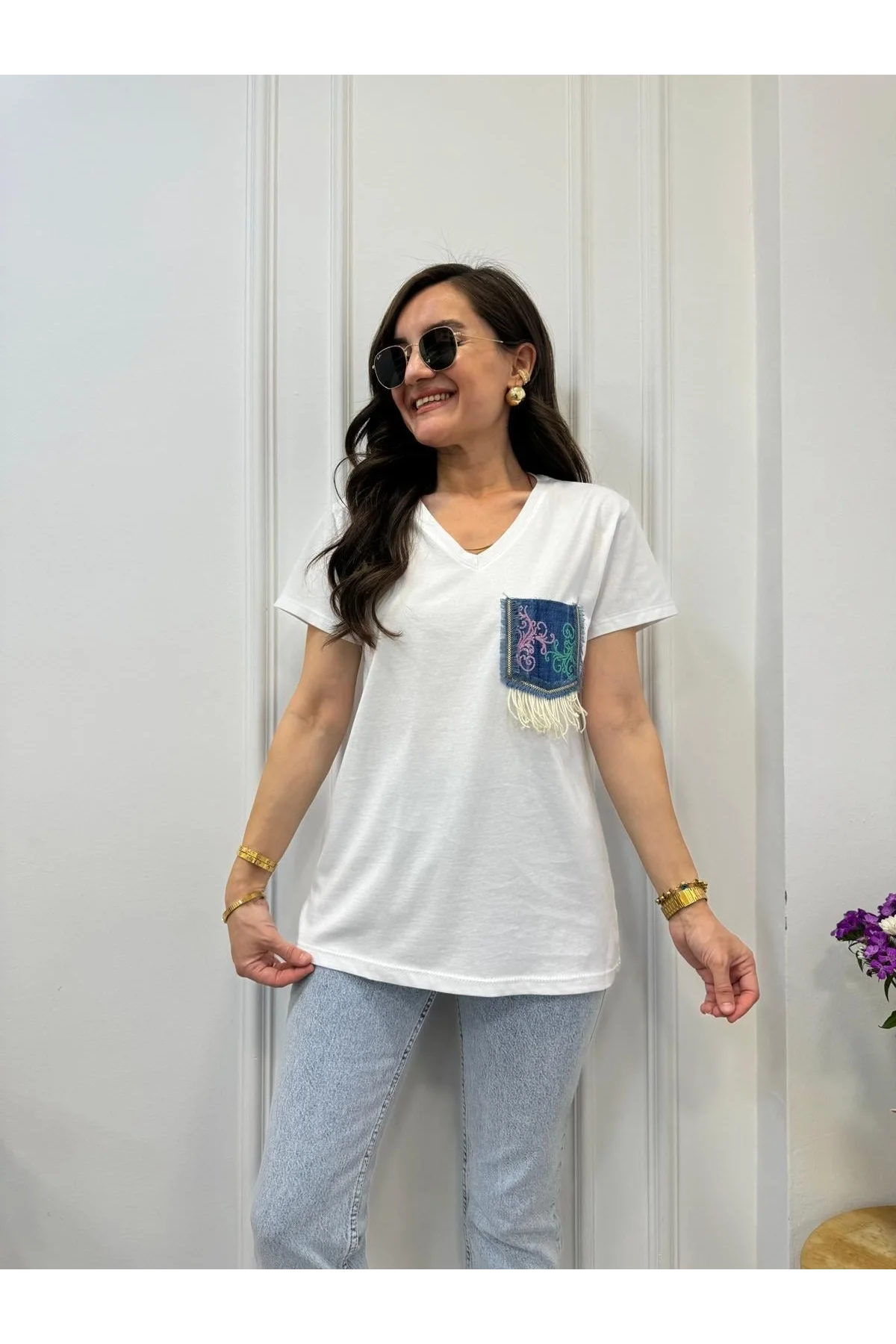 Kadın Beyaz V Yaka Denim Cep Detaylı Payetli ve Püsküllü Pamuklu Tişört
