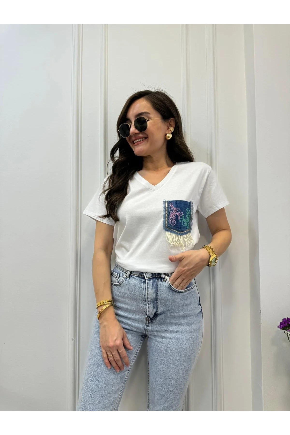 Kadın Beyaz V Yaka Denim Cep Detaylı Payetli ve Püsküllü Pamuklu Tişört