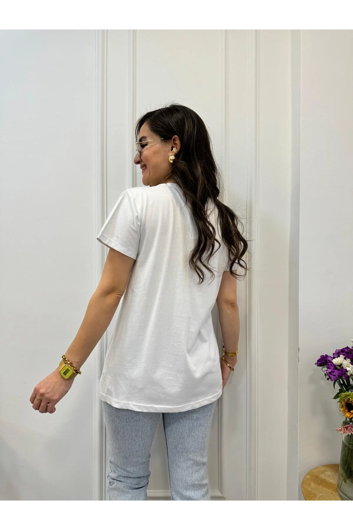 Kadın Beyaz V Yaka Denim Cep Detaylı Payetli ve Püsküllü Pamuklu Tişört