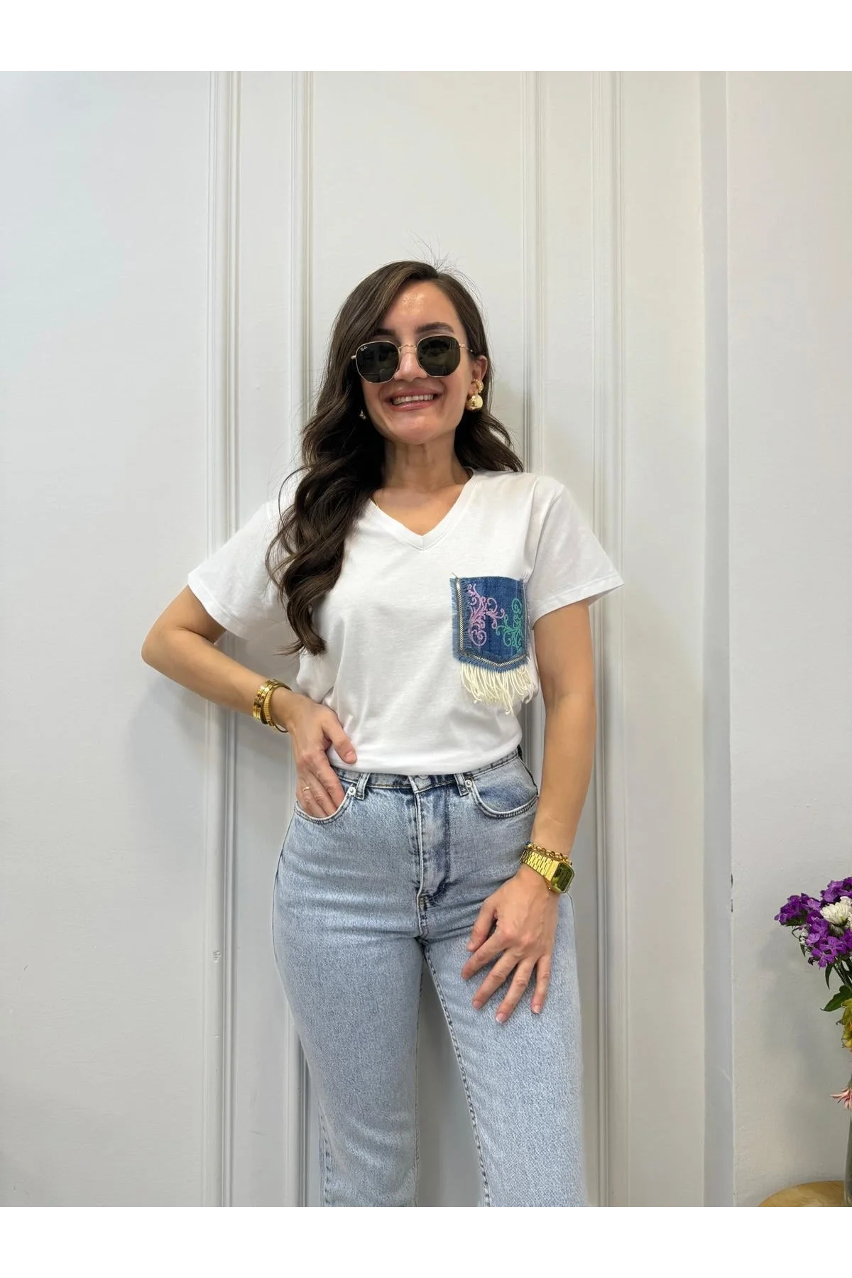 Kadın Beyaz V Yaka Denim Cep Detaylı Payetli ve Püsküllü Pamuklu Tişört