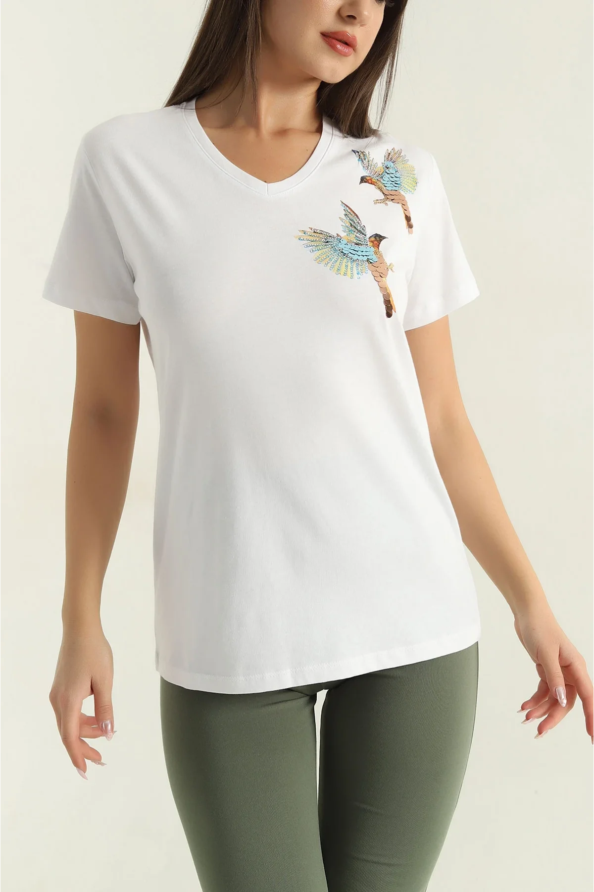 Kadın Beyaz V Yaka Kuş Nakışlı Payet İşlemeli %100 Pamuklu Tişört