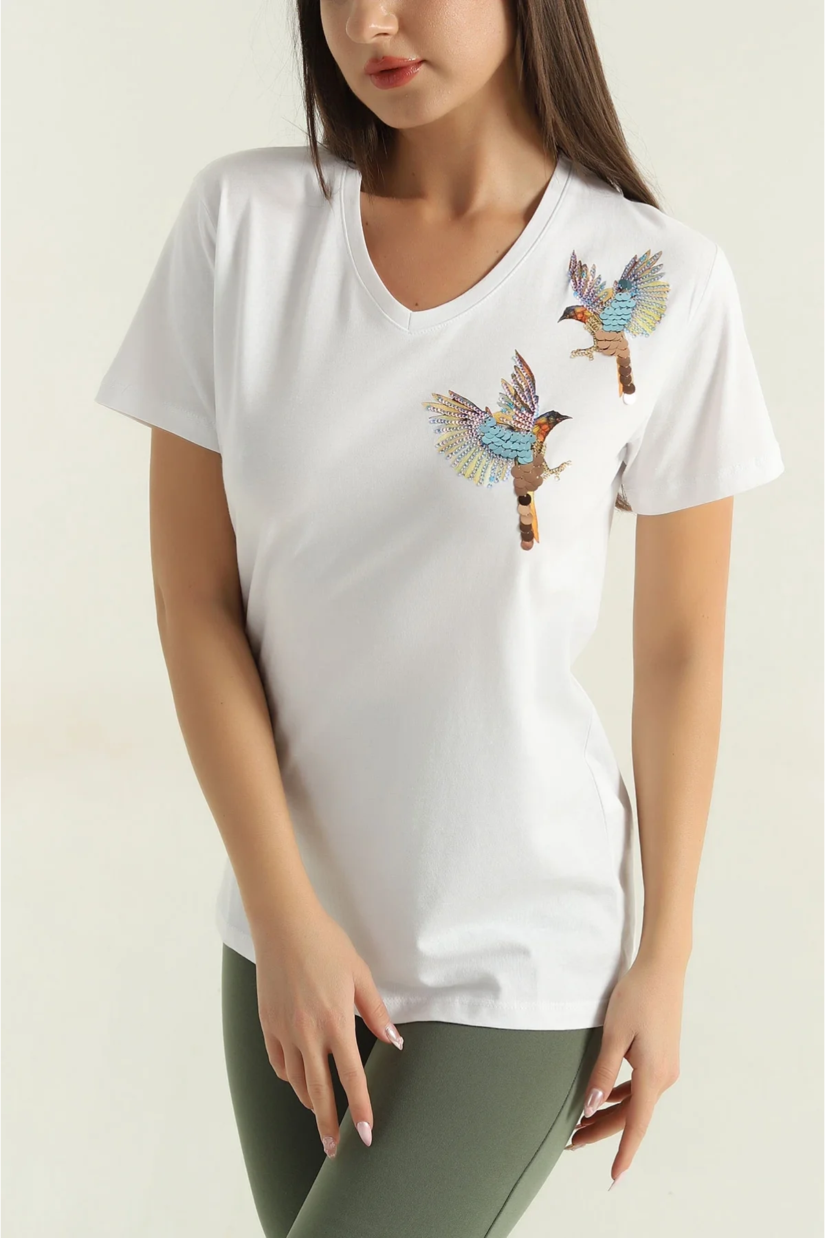 Kadın Beyaz V Yaka Kuş Nakışlı Payet İşlemeli %100 Pamuklu Tişört