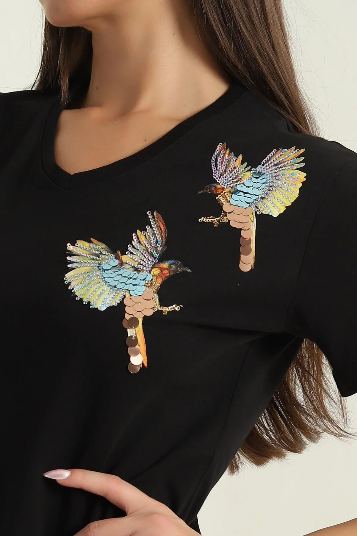 Kadın Siyah V Yaka Kuş Nakışlı Payet İşlemeli %100 Pamuklu Tişört