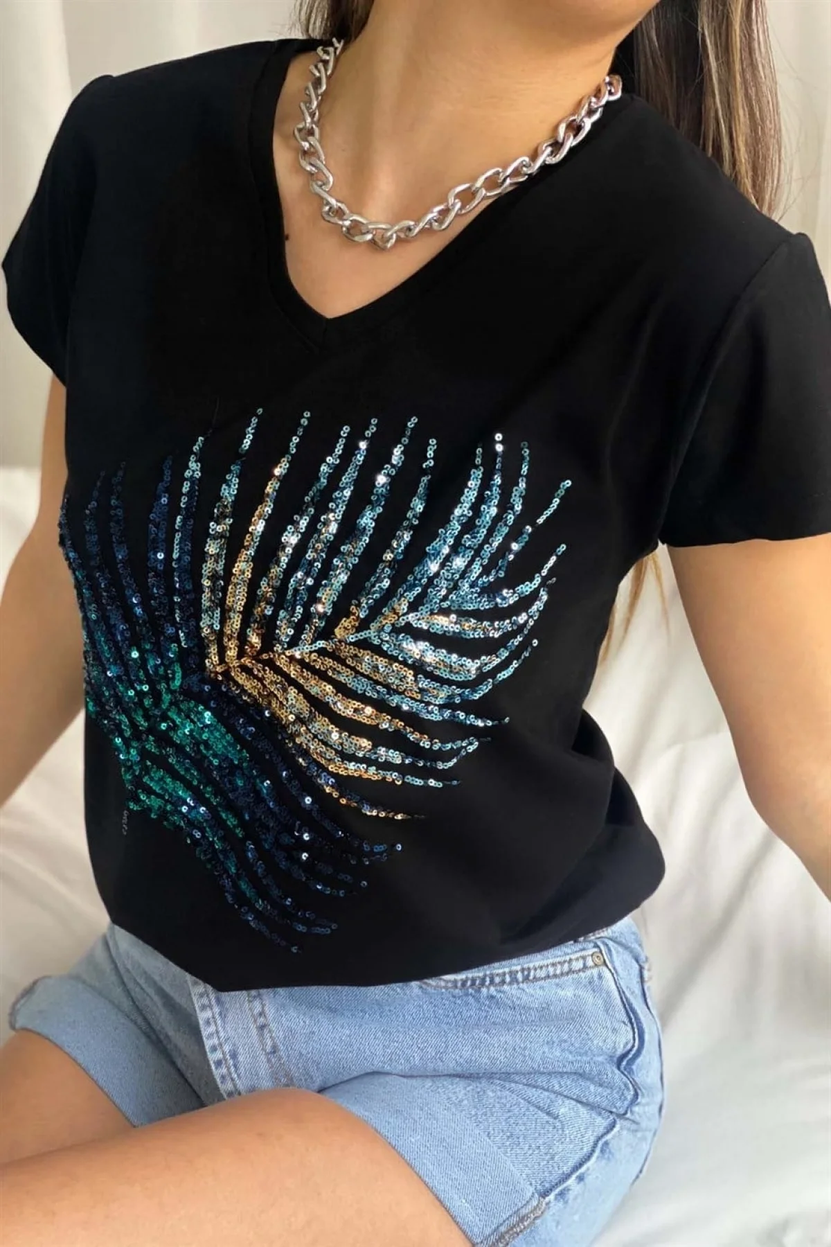 Kadın Siyah V Yaka Palmiye Yaprağı Payet İşlemeli %100 Pamuklu Tişört