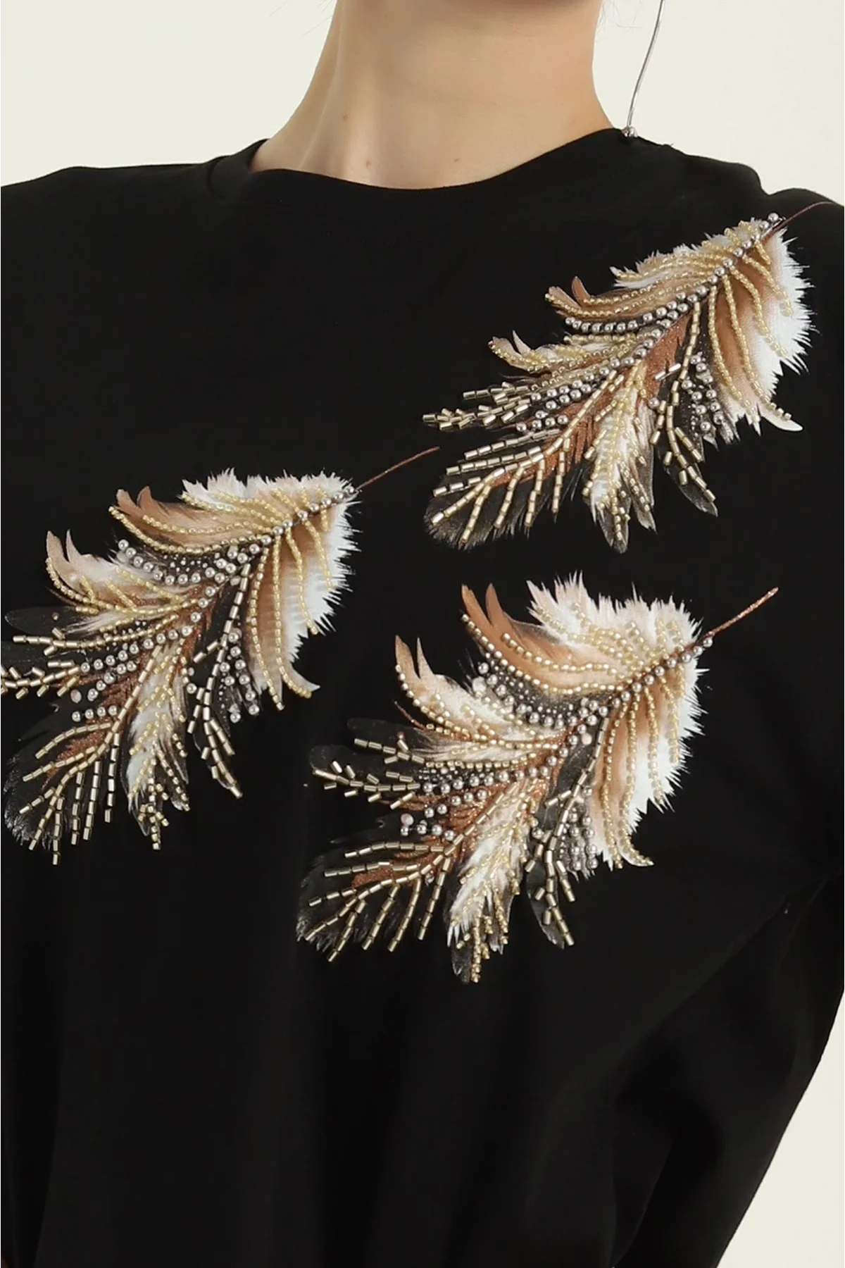 Kadın Siyah Bisiklet Yaka Tüy Nakışlı Boncuk ve Payet İşlemeli Pamuklu Tişört