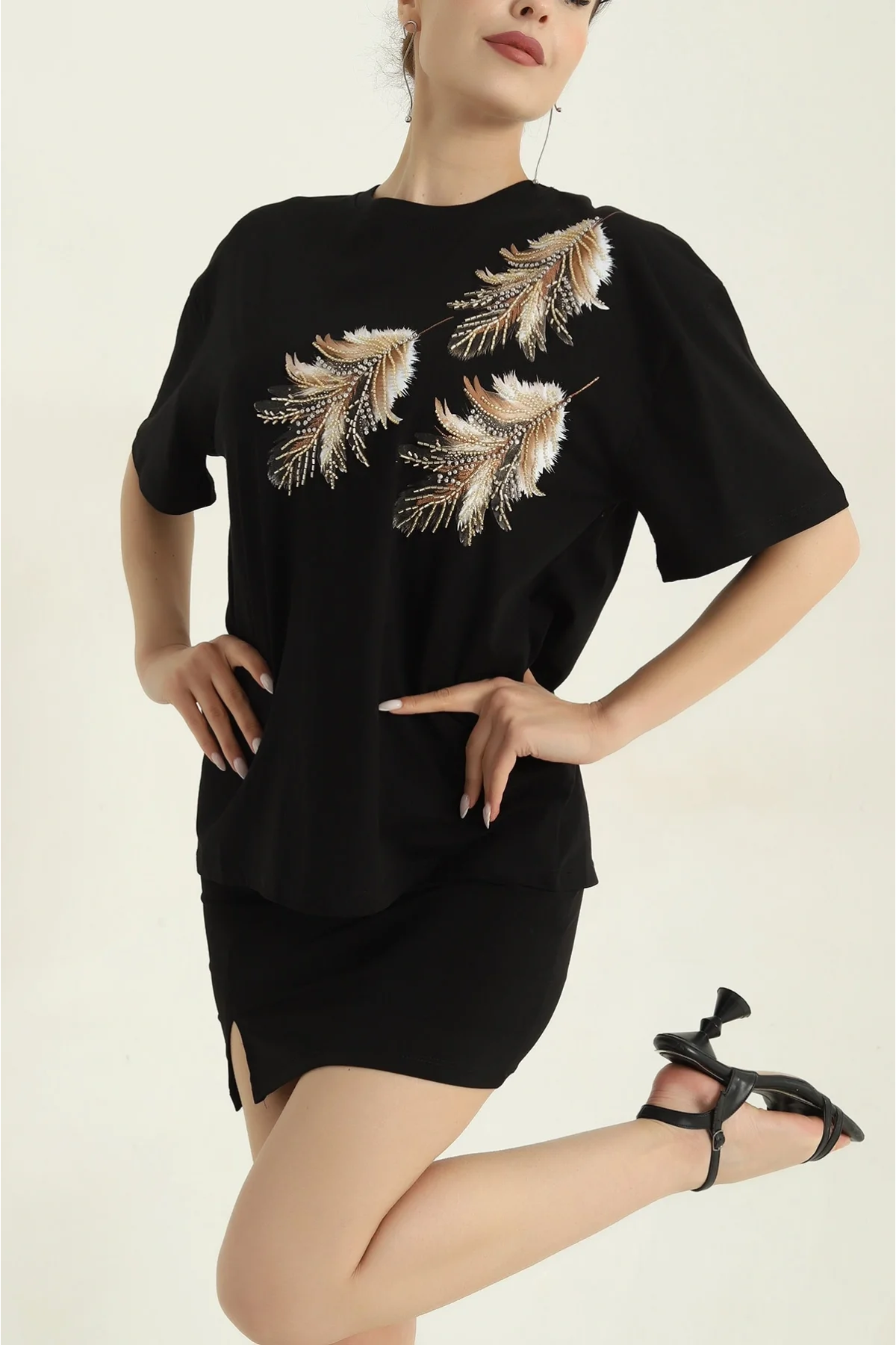 Kadın Siyah Bisiklet Yaka Tüy Nakışlı Boncuk ve Payet İşlemeli Pamuklu Tişört