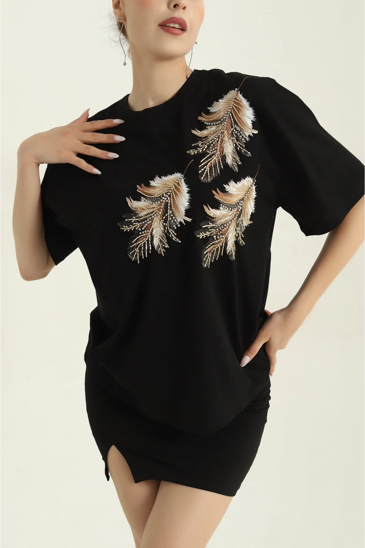 Kadın Siyah Bisiklet Yaka Tüy Nakışlı Boncuk ve Payet İşlemeli Pamuklu Tişört