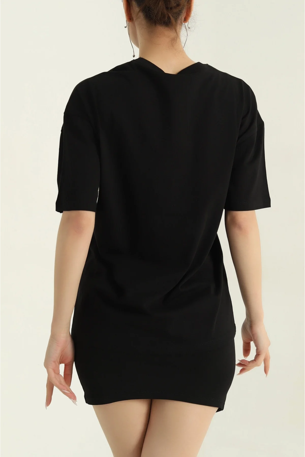 Kadın Siyah Bisiklet Yaka Tüy Nakışlı Boncuk ve Payet İşlemeli Pamuklu Tişört