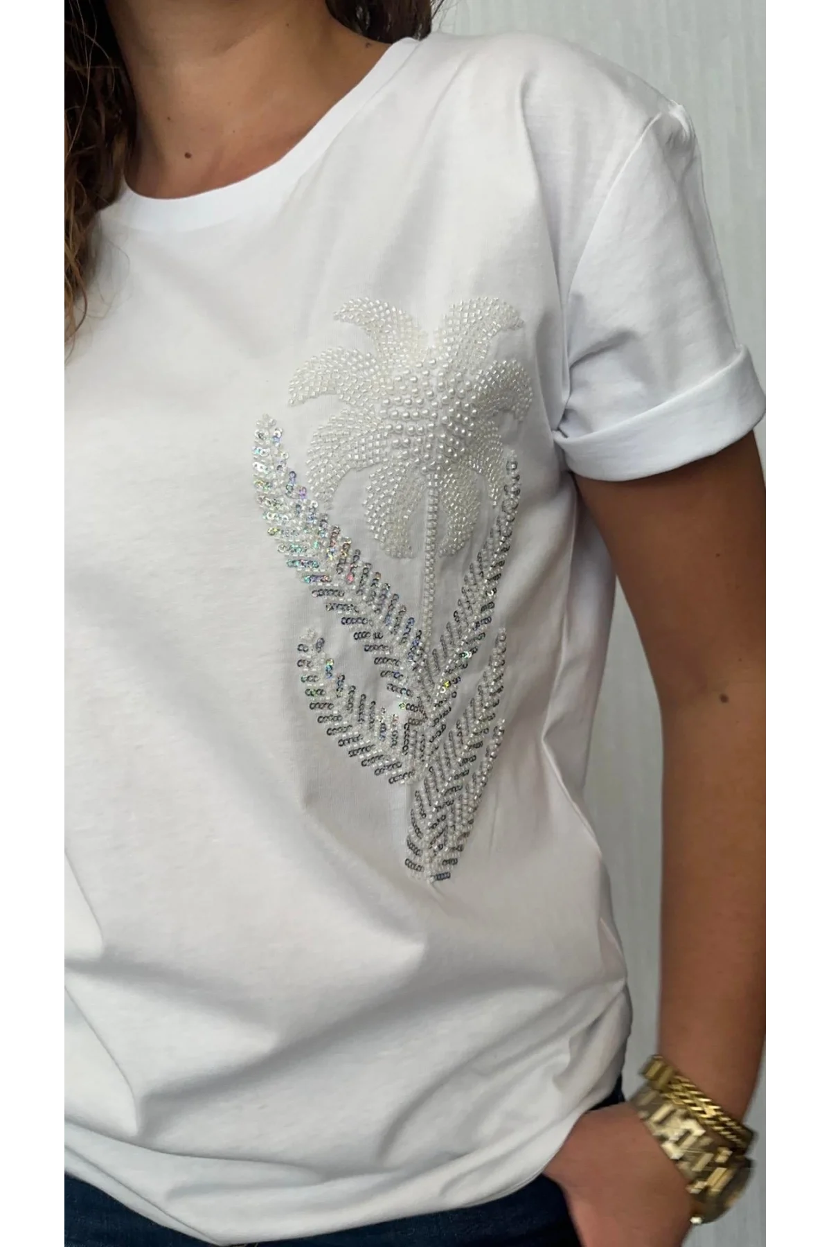 Kadın Beyaz Bisiklet Yaka İnci ve Payet İşlemeli Çiçek Desenli Pamuklu Tişört