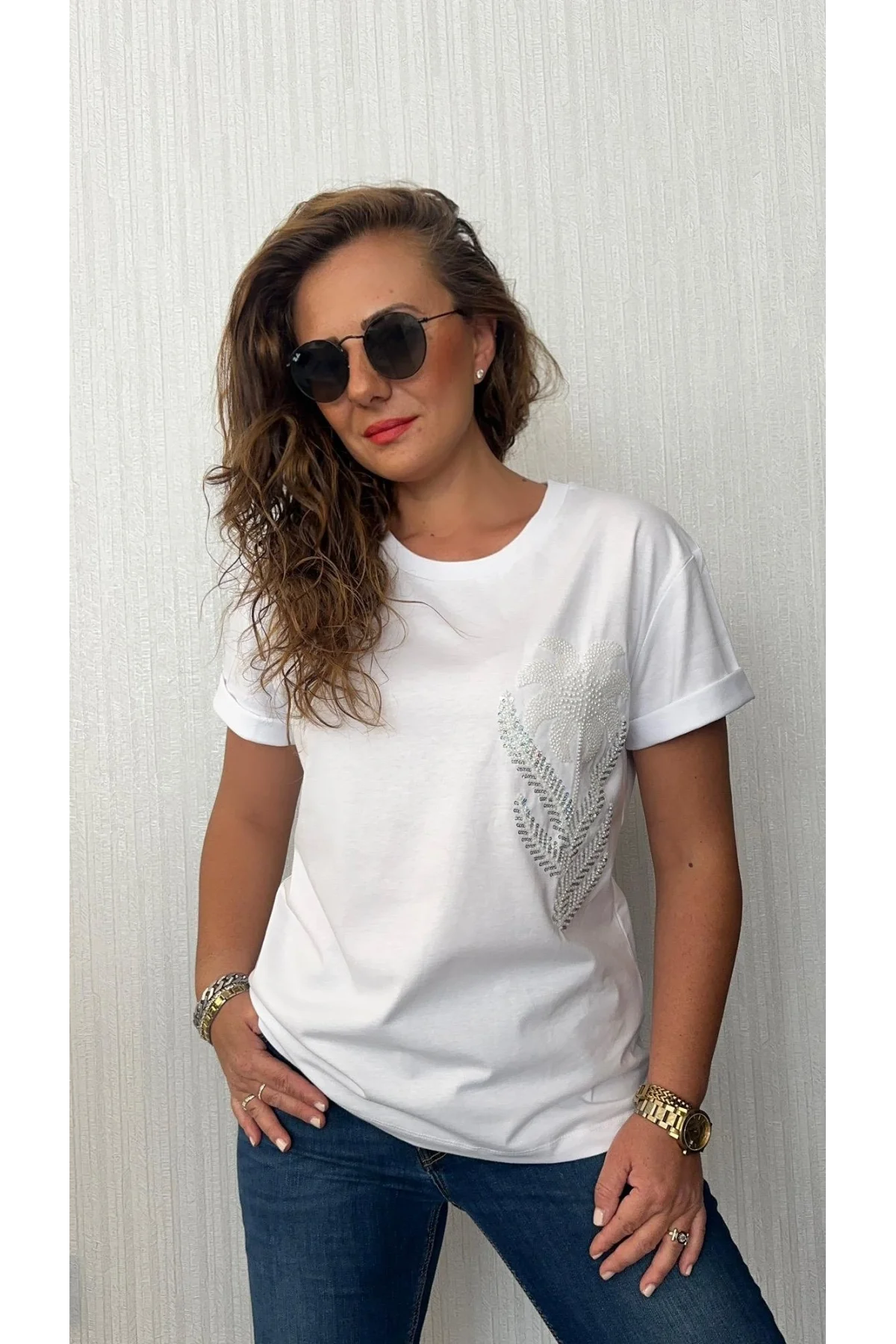 Kadın Beyaz Bisiklet Yaka İnci ve Payet İşlemeli Çiçek Desenli Pamuklu Tişört