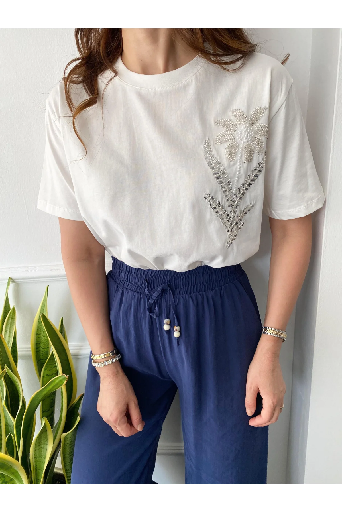 Kadın Beyaz Bisiklet Yaka İnci ve Payet İşlemeli Çiçek Desenli Pamuklu Tişört