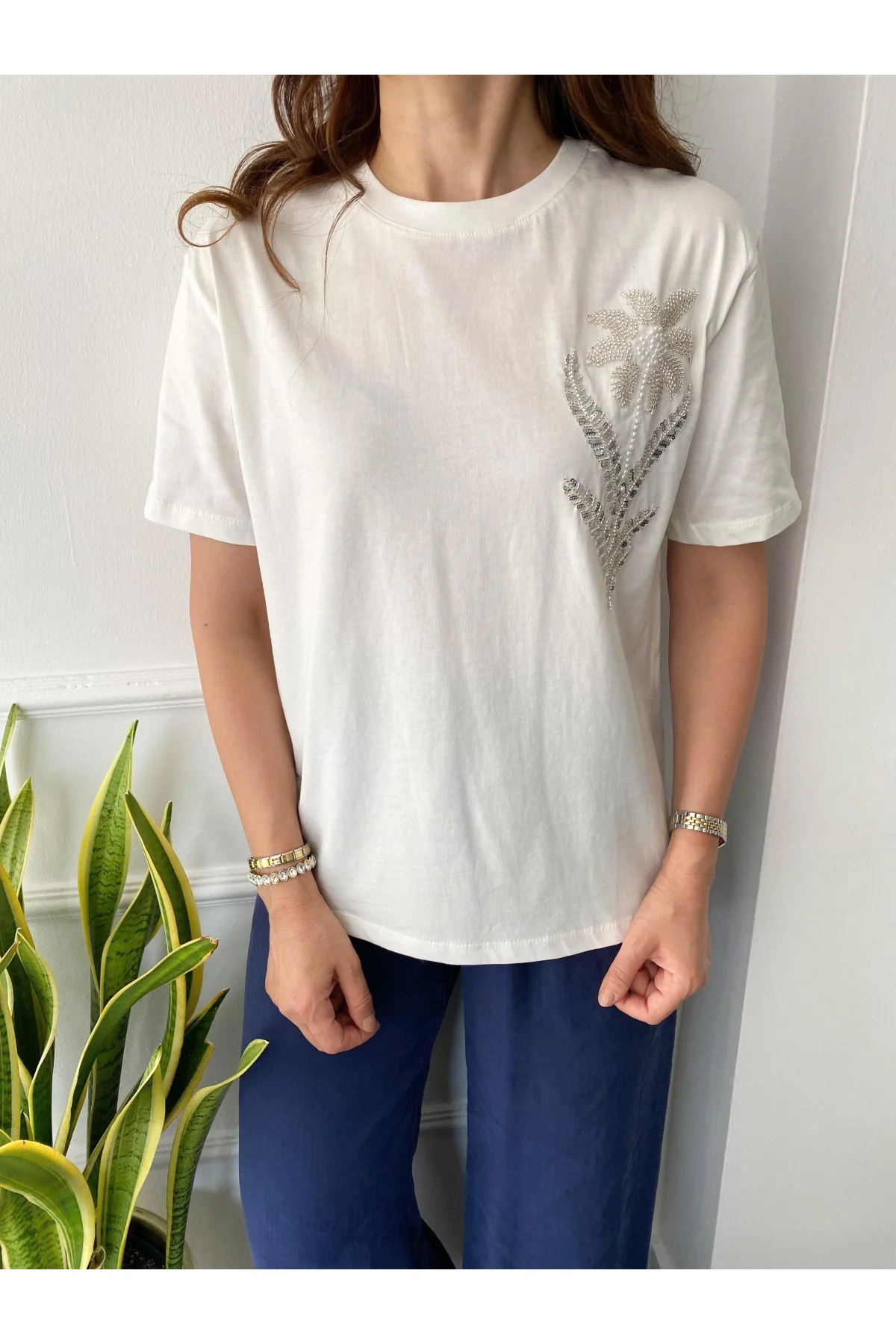 Kadın Beyaz Bisiklet Yaka İnci ve Payet İşlemeli Çiçek Desenli Pamuklu Tişört